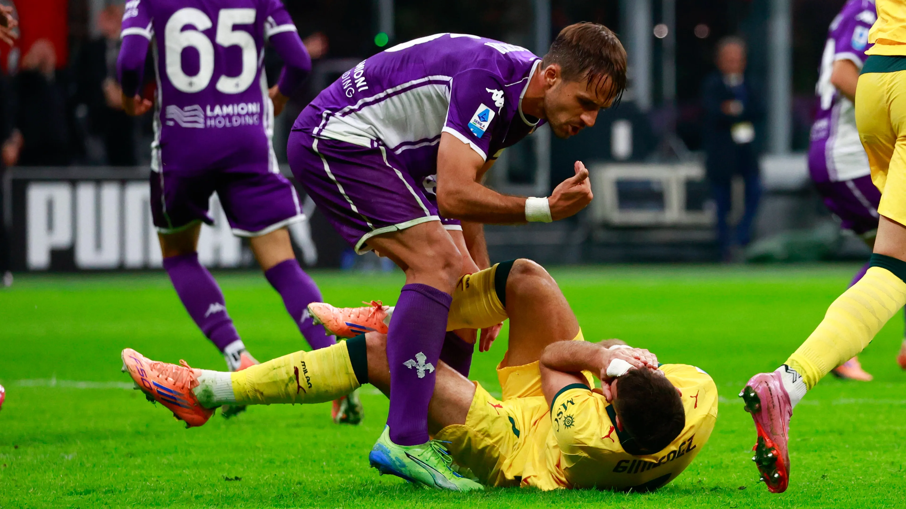 Polemiche per il rigore su Gimenez in Fiorentina-Milan: è stato contraddetto il protocollo VAR