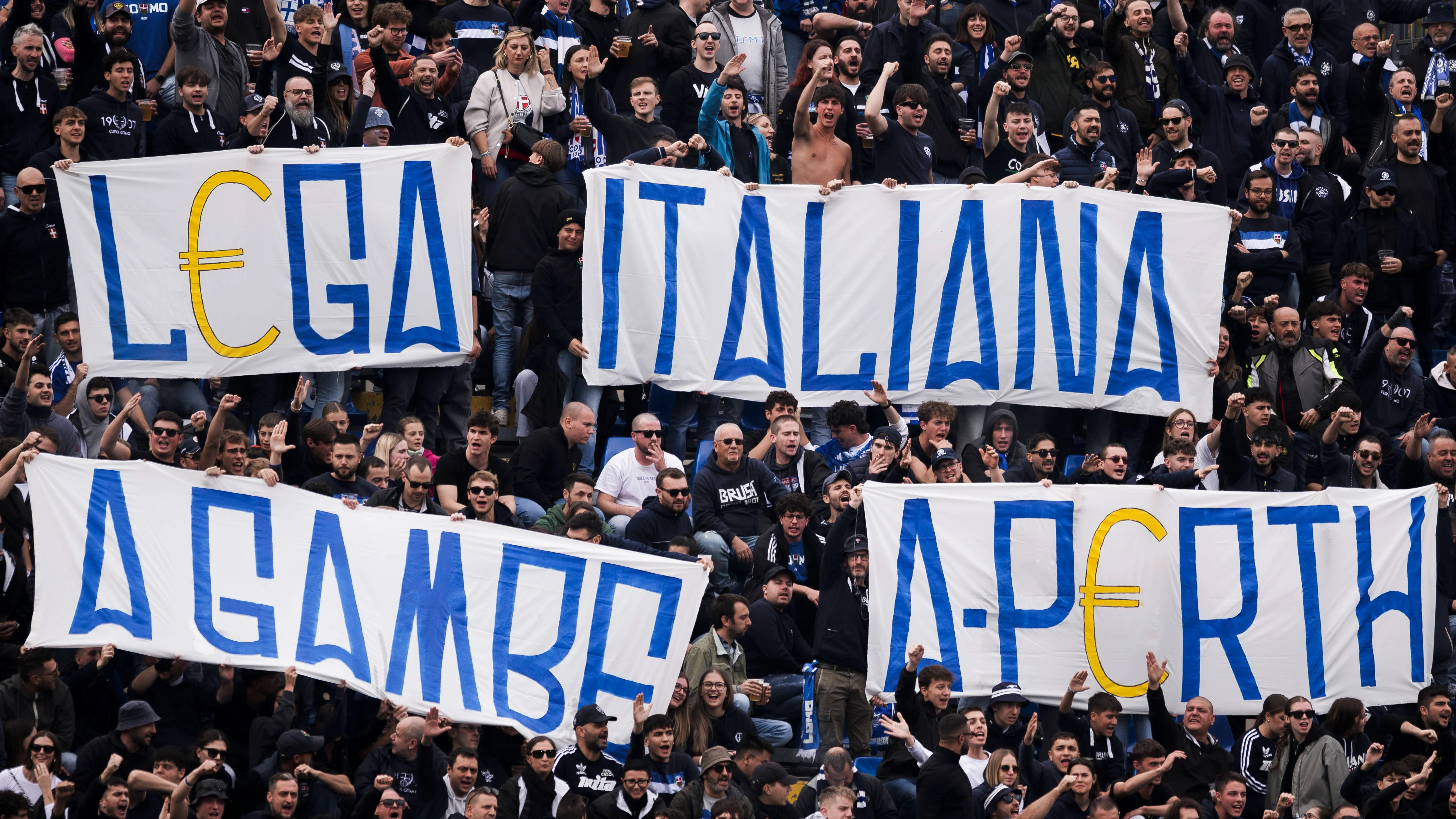 Lo striscione polemico dei tifosi del Como
