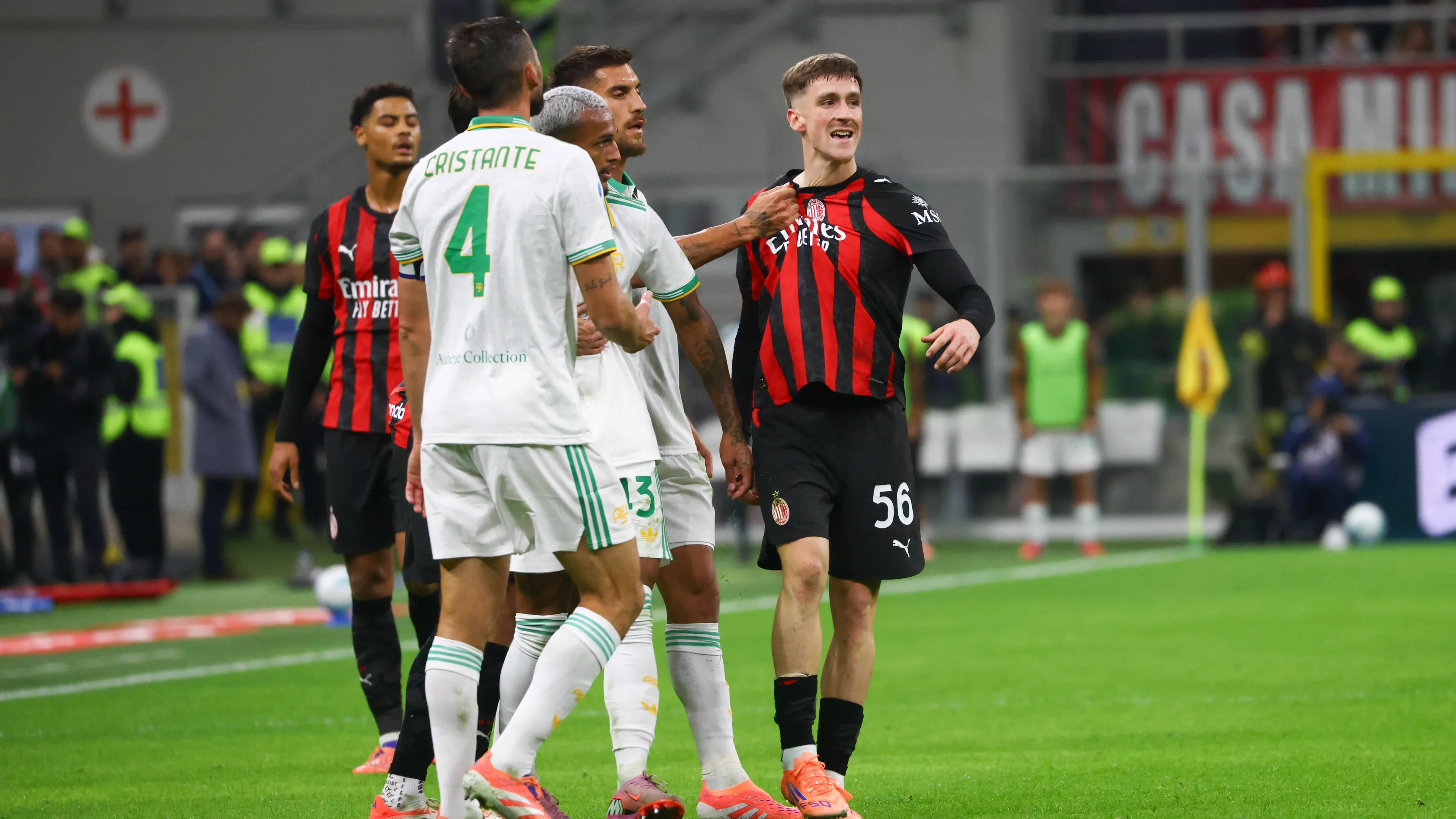 Assurdo in Milan-Roma: l'arbitro Guida tenta di dare un calcio a Saelemaekers (VIDEO)