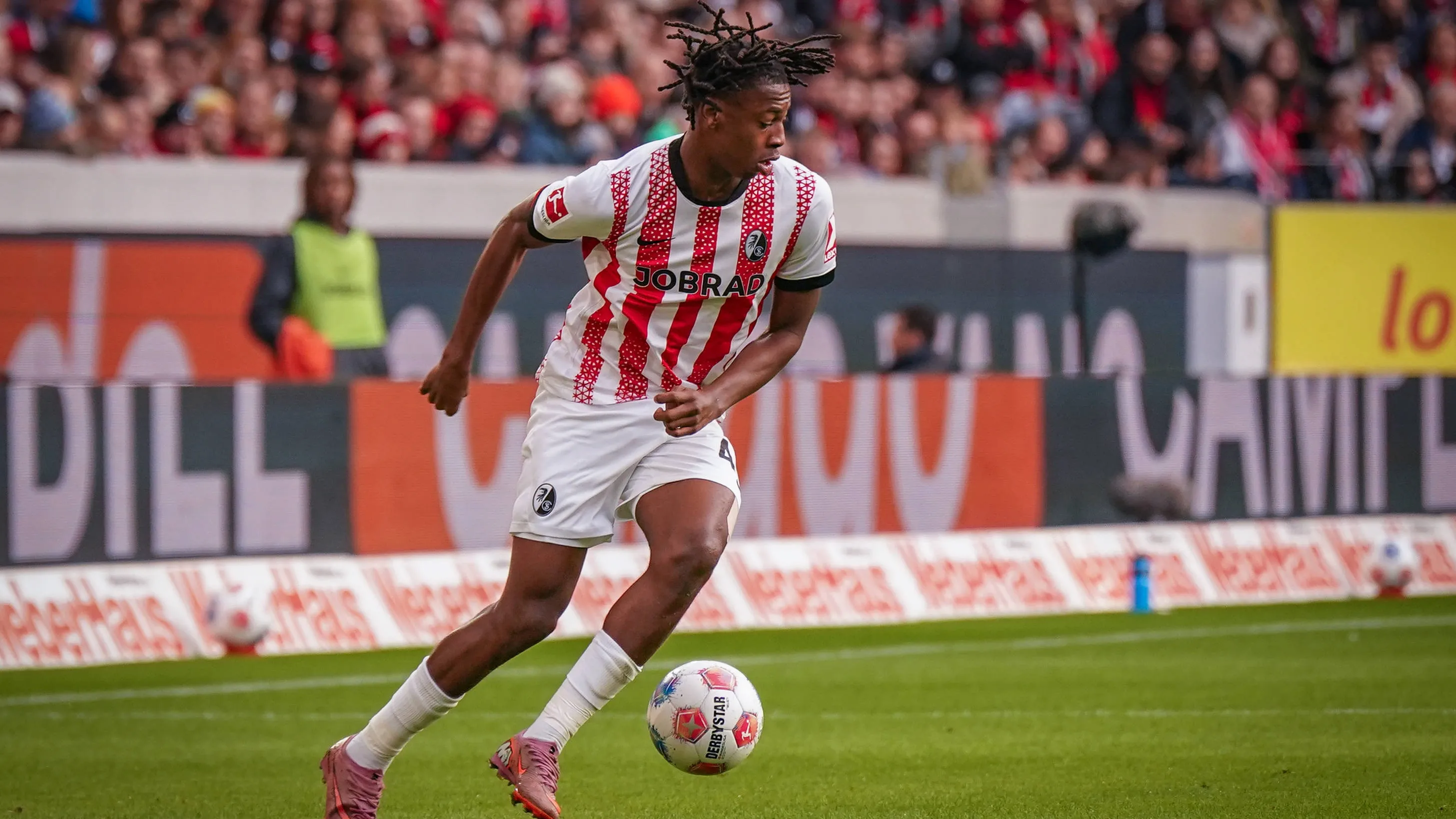 Johan Manzambi con la maglia del Friburgo