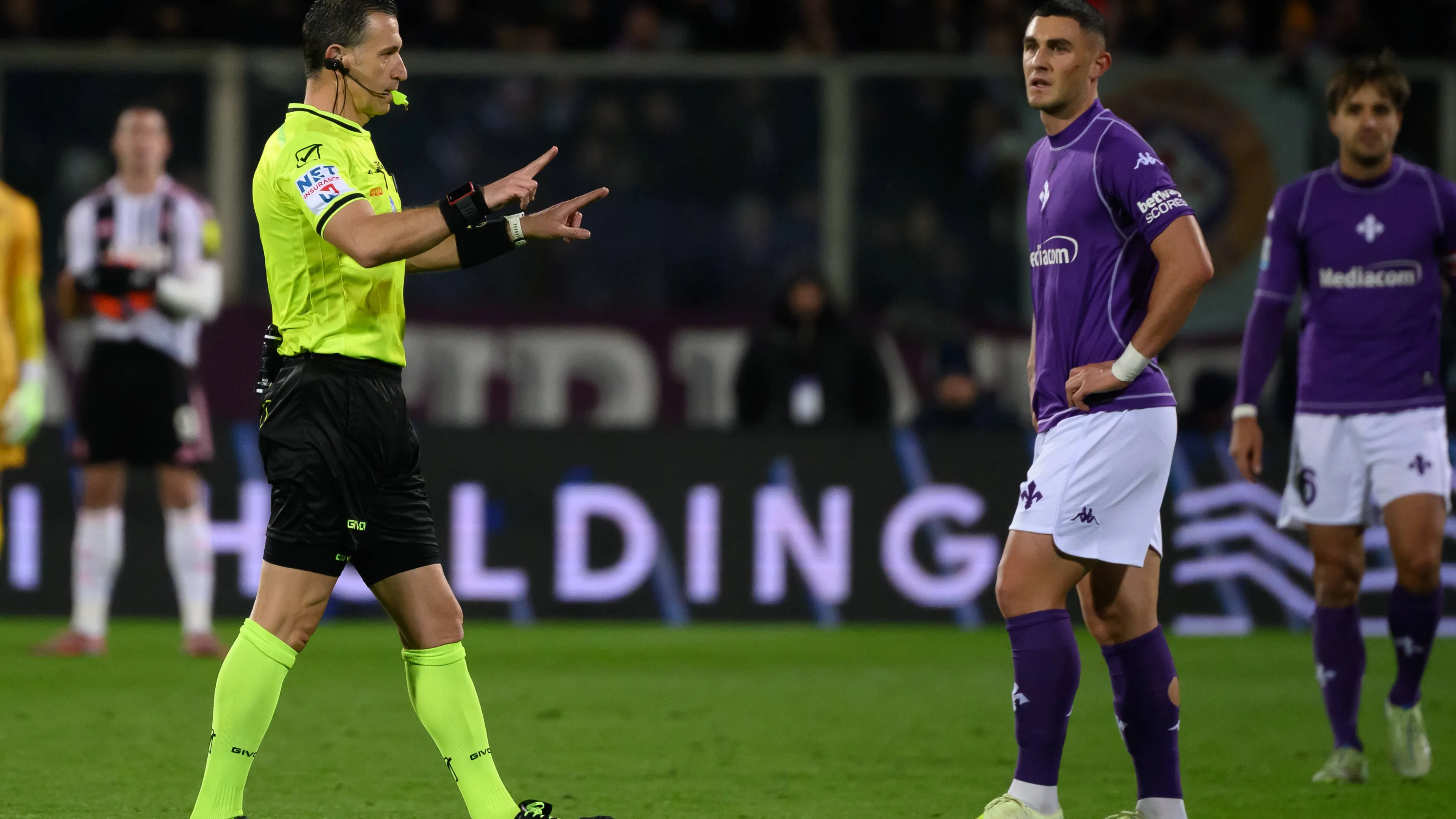 Fiorentina-Juventus, l'arbitro Doveri sospende il match. Il motivo