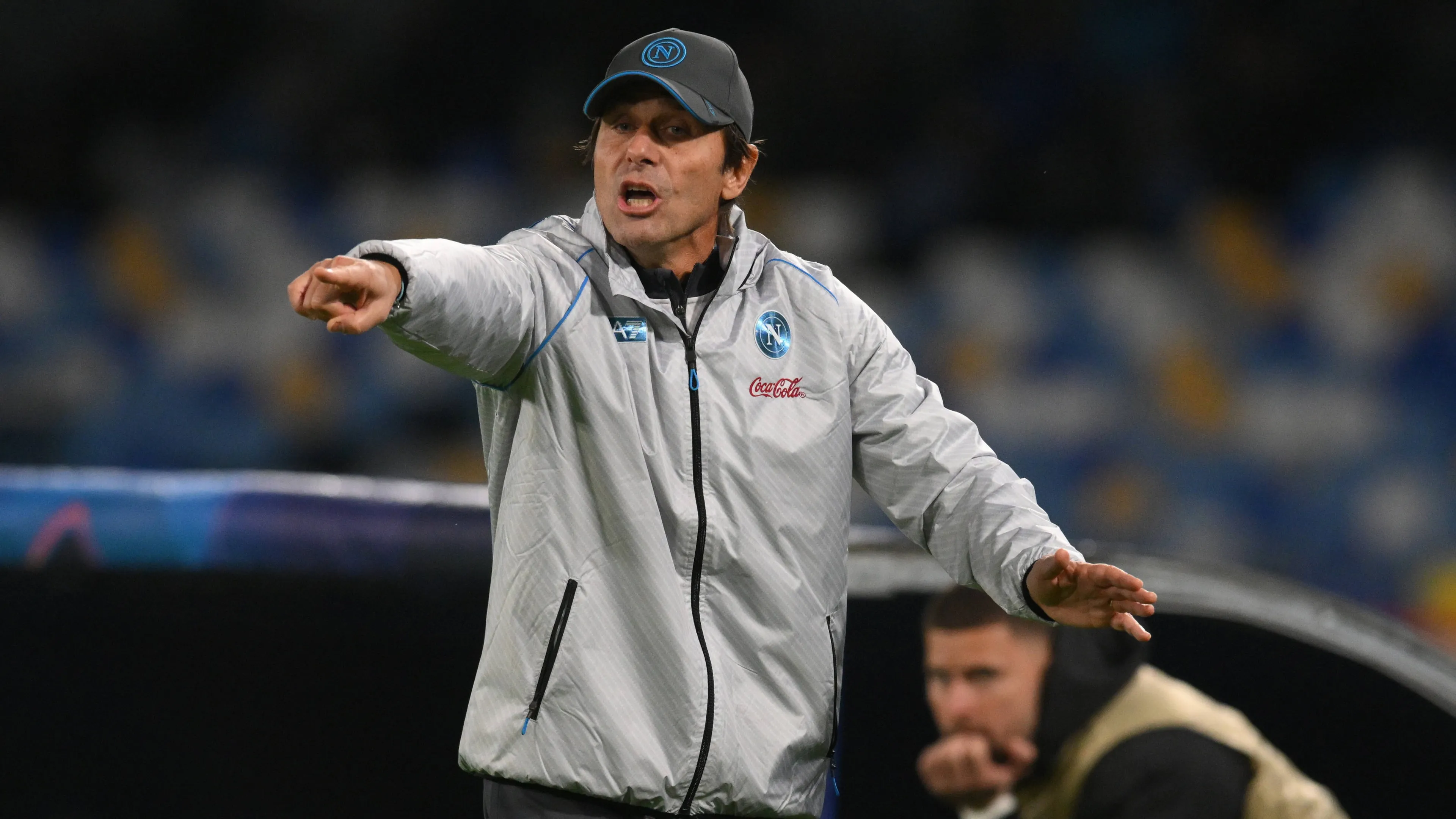 Calciomercato Napoli, continua la caccia al centrocampista: ci sono una pista estera e una italiana