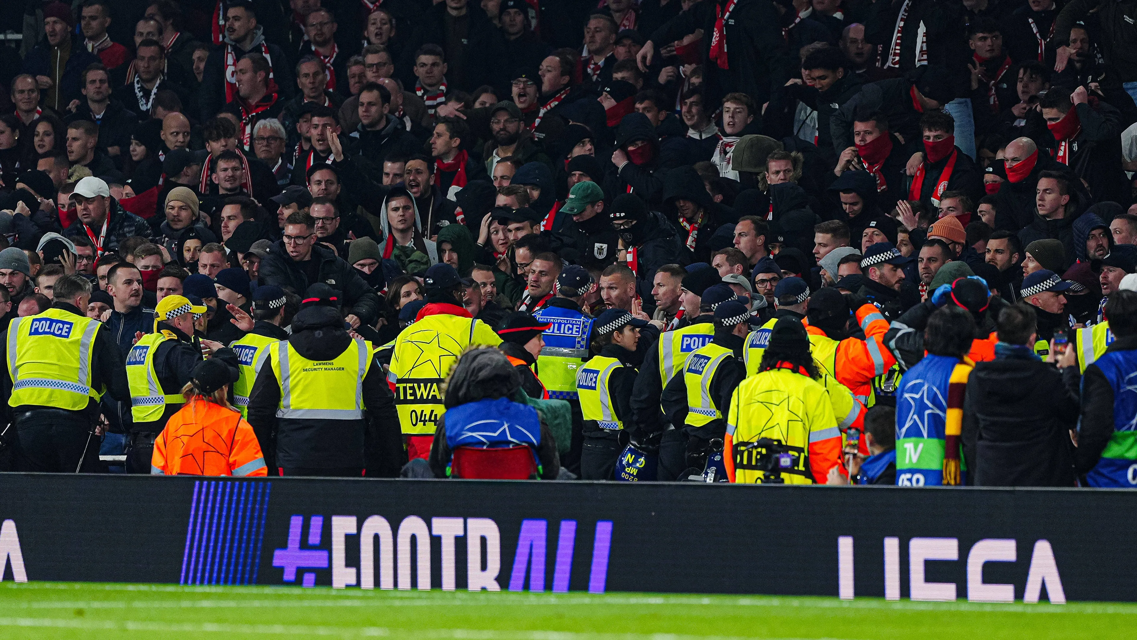 Botte da orbi tra i tifosi del Bayern e la polizia inglese a Emirates (VIDEO)
