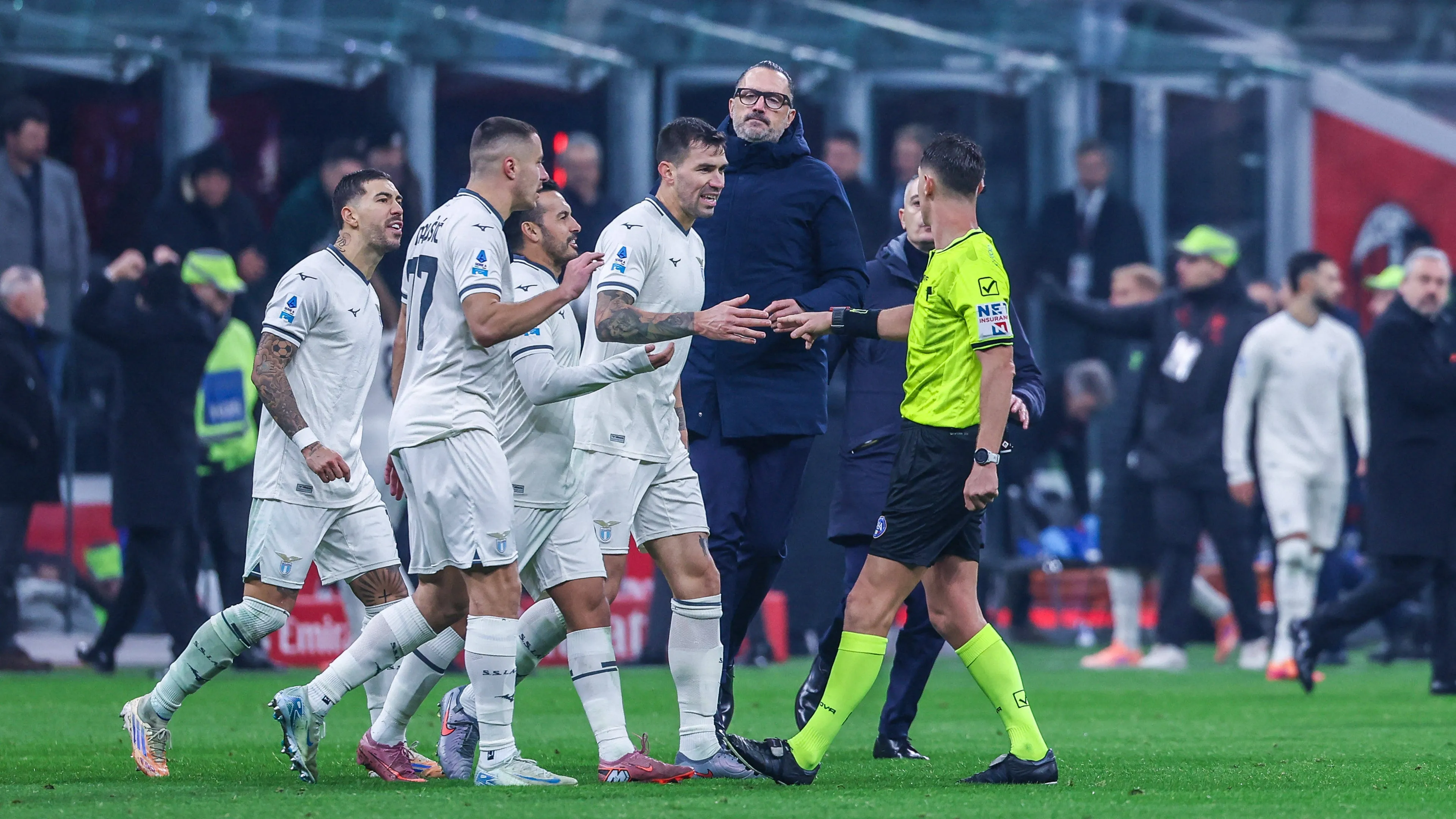 Milan-Lazio, le polemiche non si placano: duro botta e risposta in studio sull'episodio del presunto fallo di mano