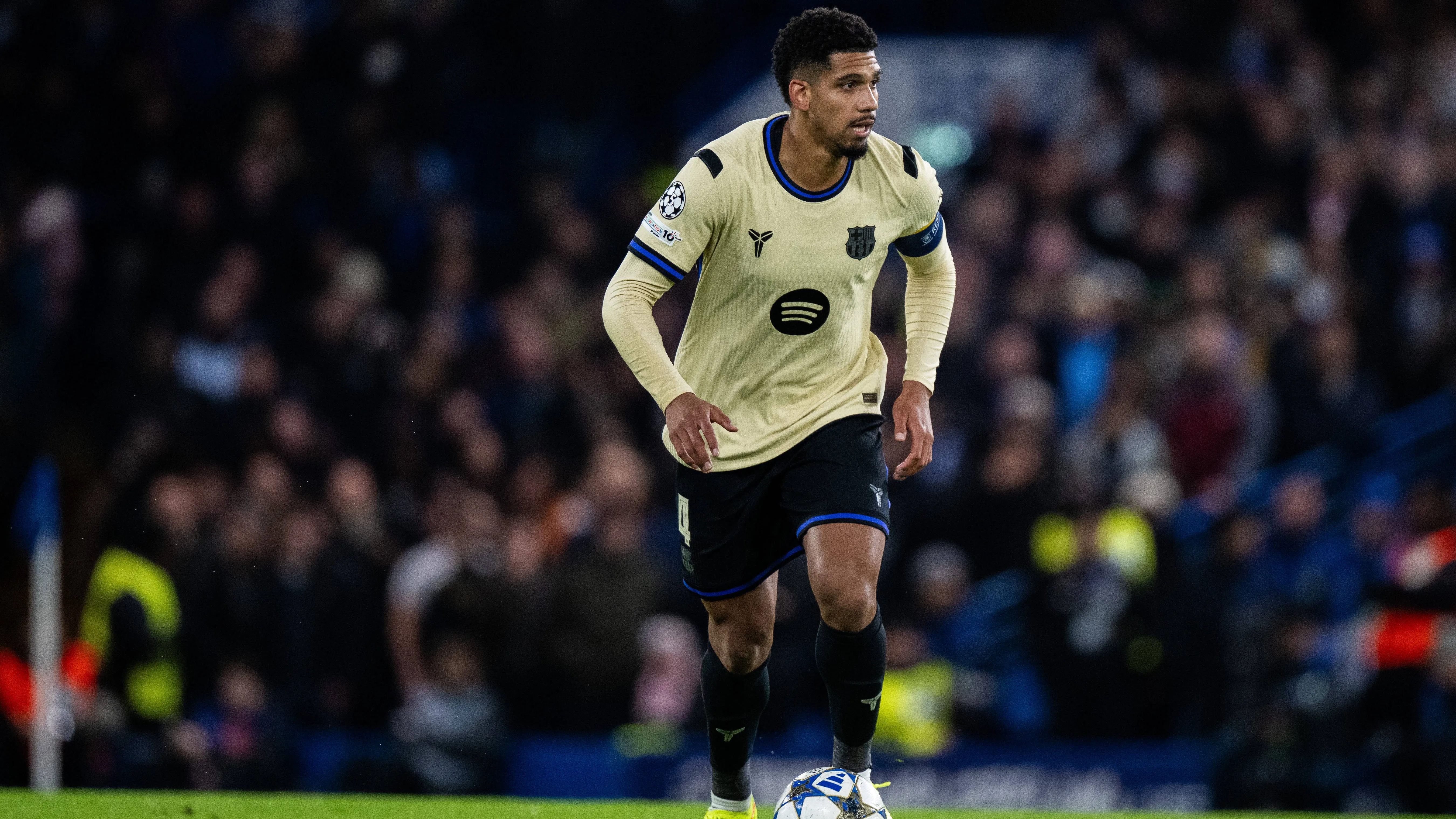 Araujo recentemente in azione contro il Chelsea in Champions League