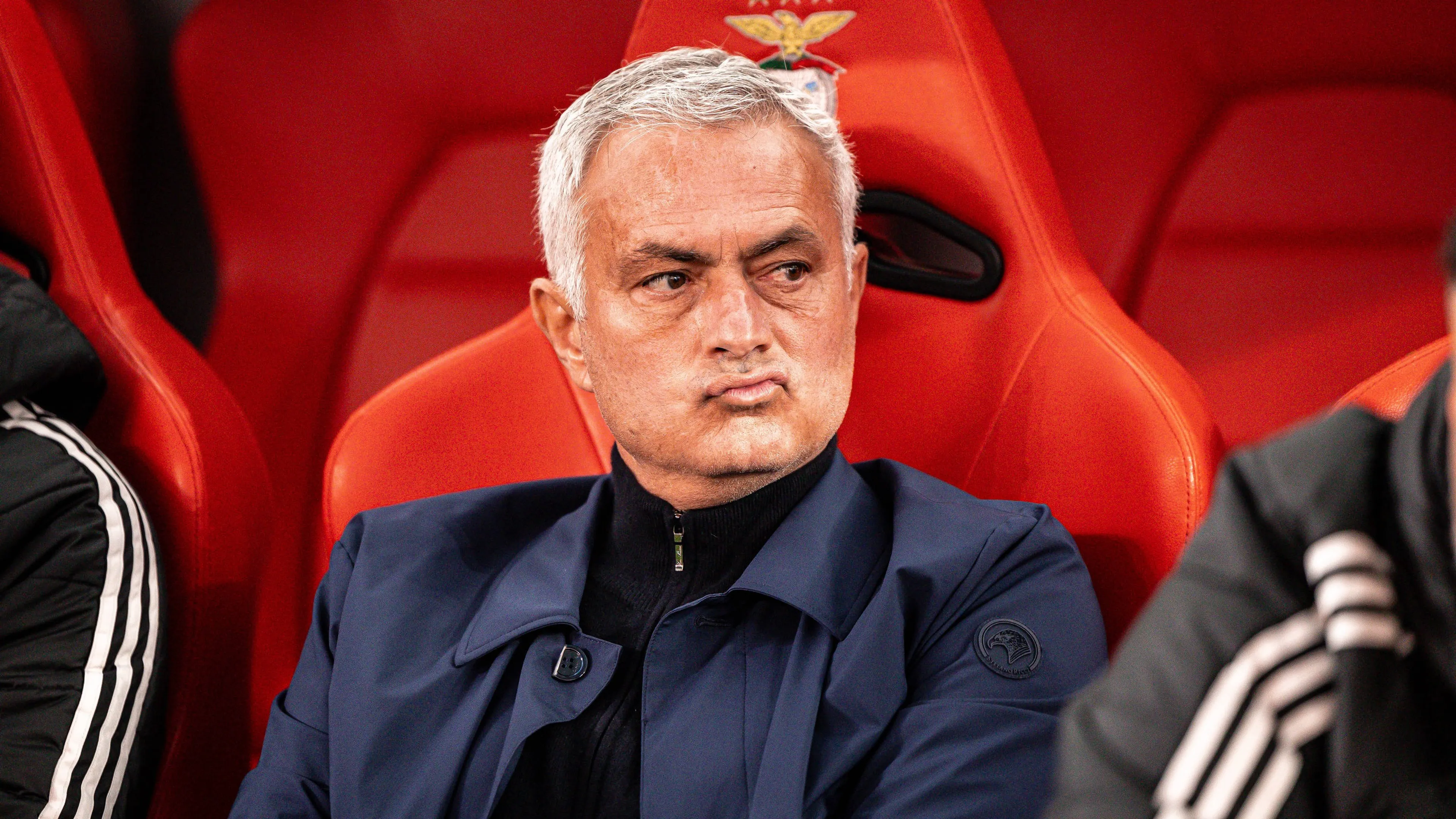 Un ex Serie A finisce fuori rosa e le italiane ci pensano. Ma Mourinho lo chiama...