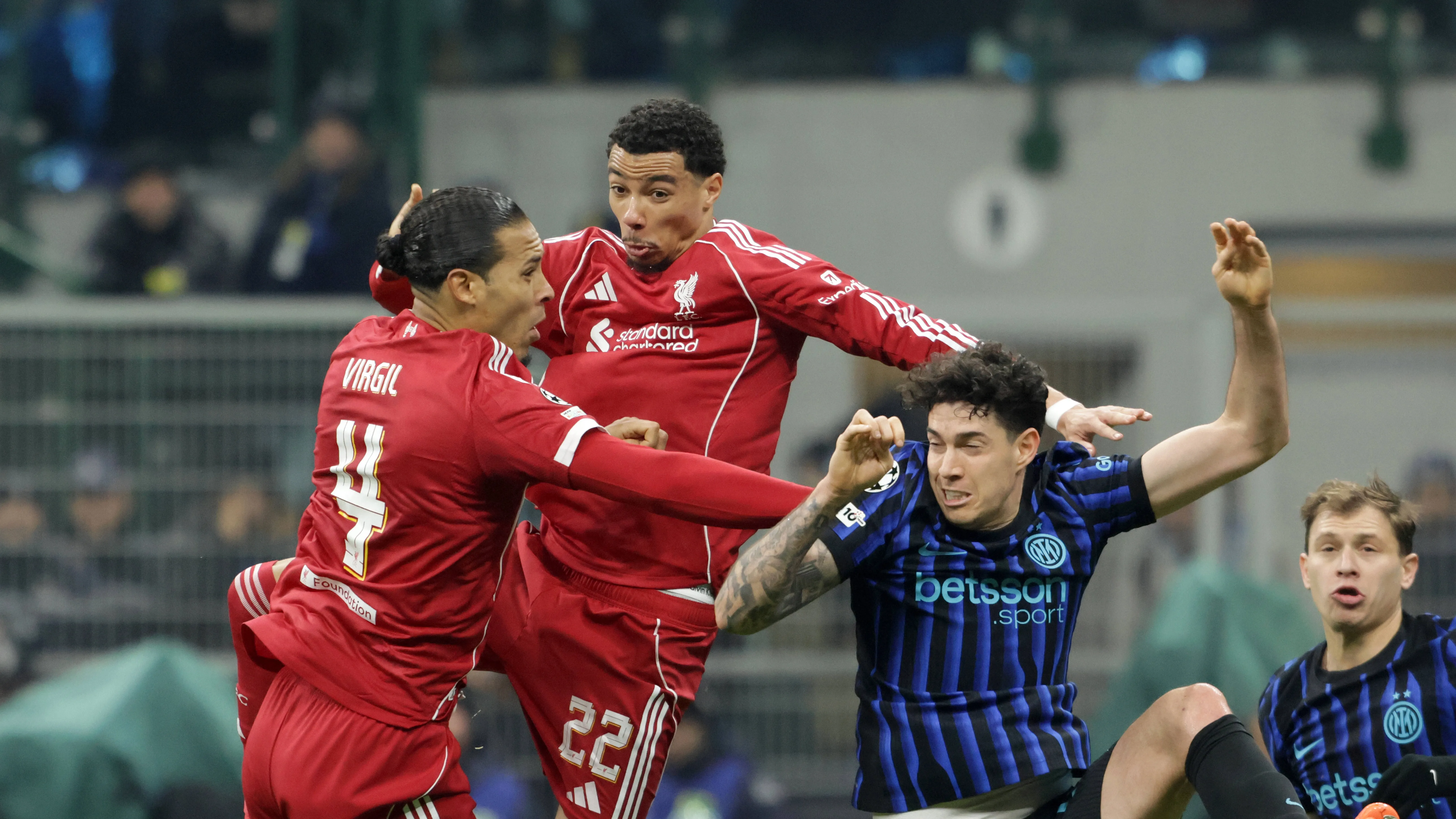 Contrasto aereo durante Inter-Liverpool