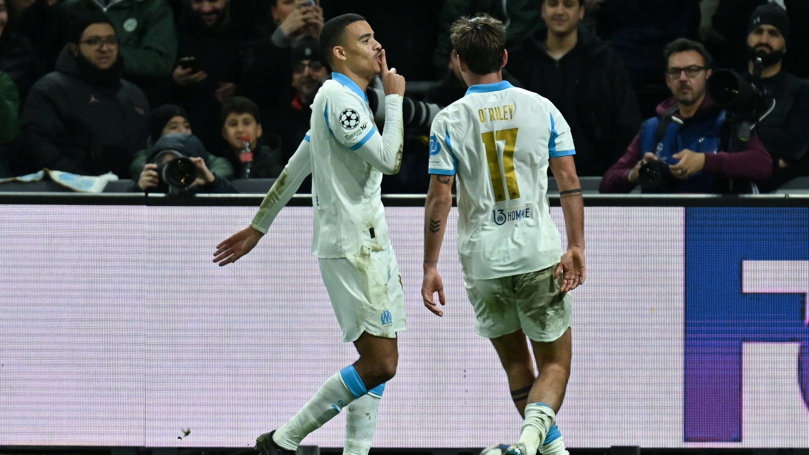 Mason Greenwood esulta dopo un gol