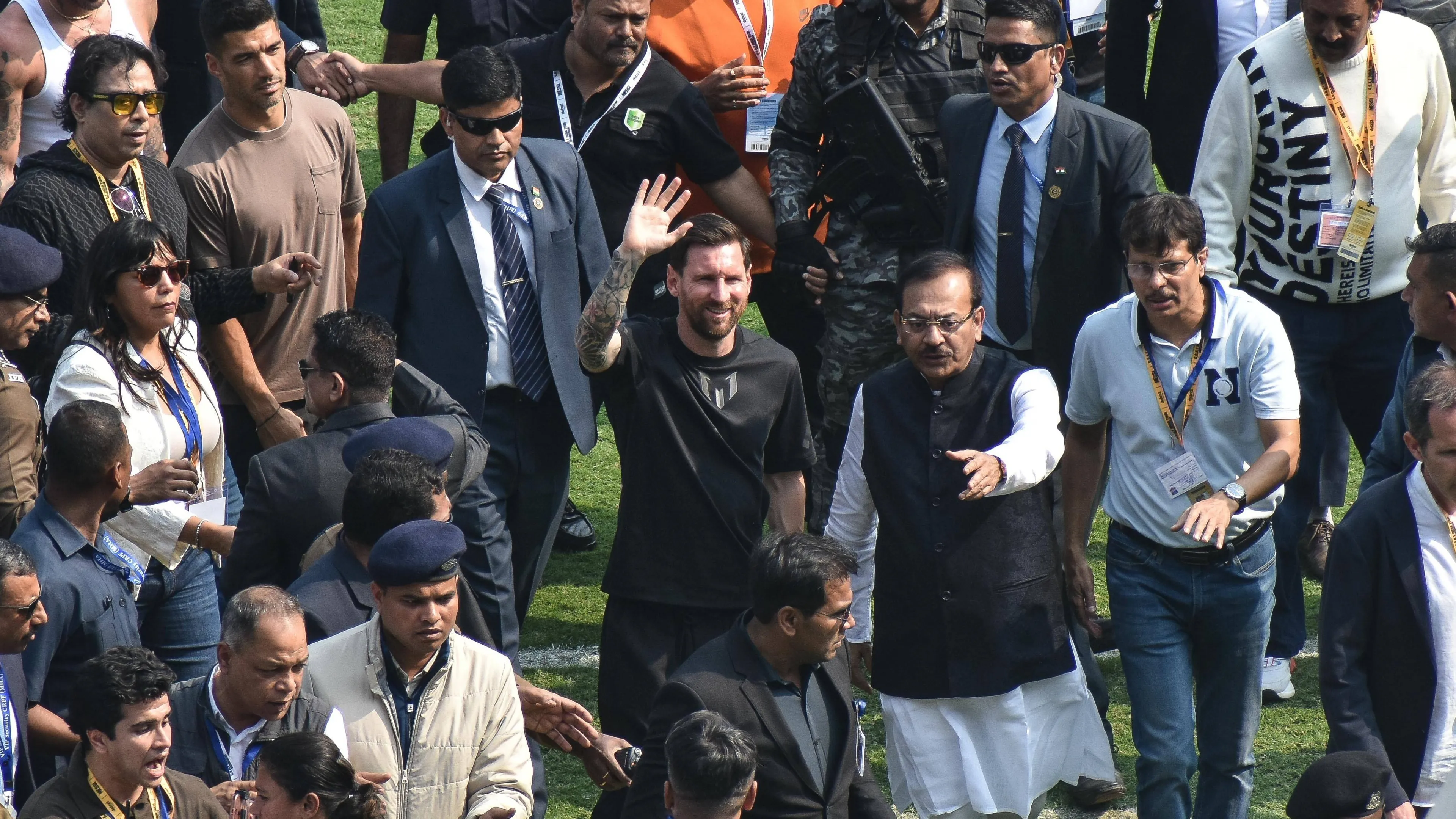 Il Goat Tour di messi in India è un disastro: tifosi vandalizzano lo stadio e succede di tutto (VIDEO)