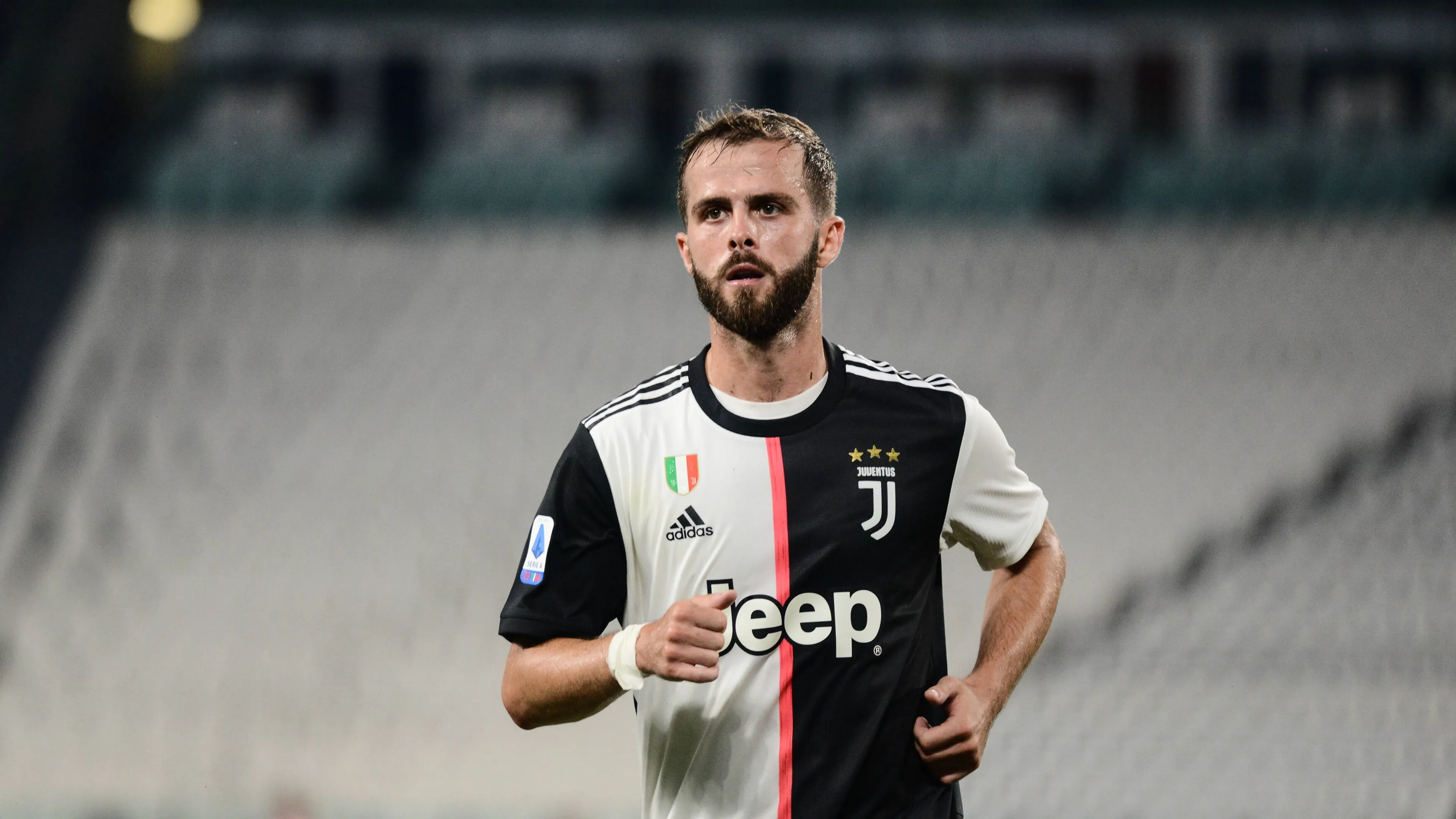 Juventus, Pjanic alimenta le voci di mercato: il giocatore è a Torino