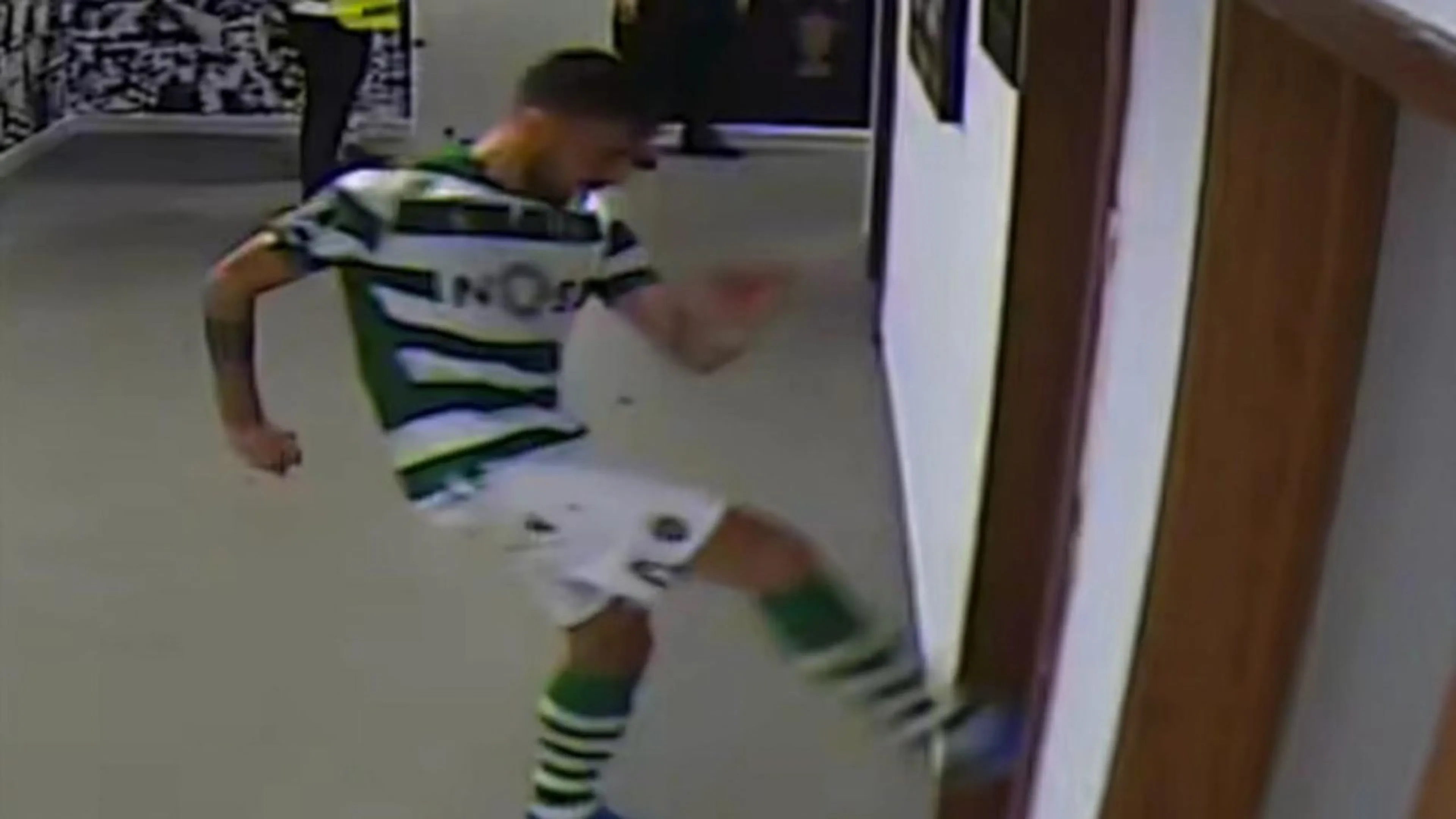 Copertina di Bruno Fernandes espulso: rompe due porte negli spogliatoi