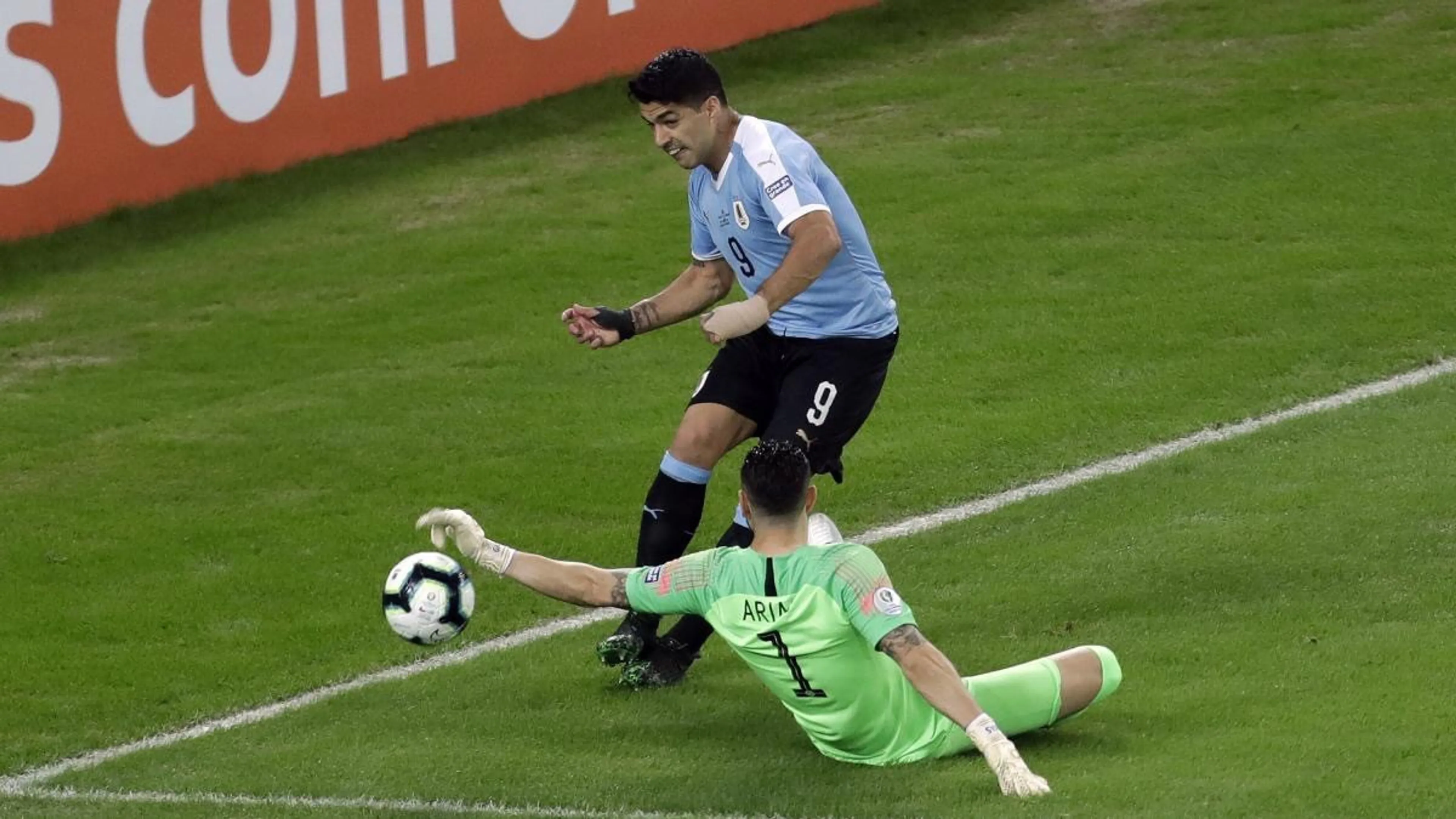 Copertina di Suarez: il portiere para, lui chiede rigore per fallo di mano