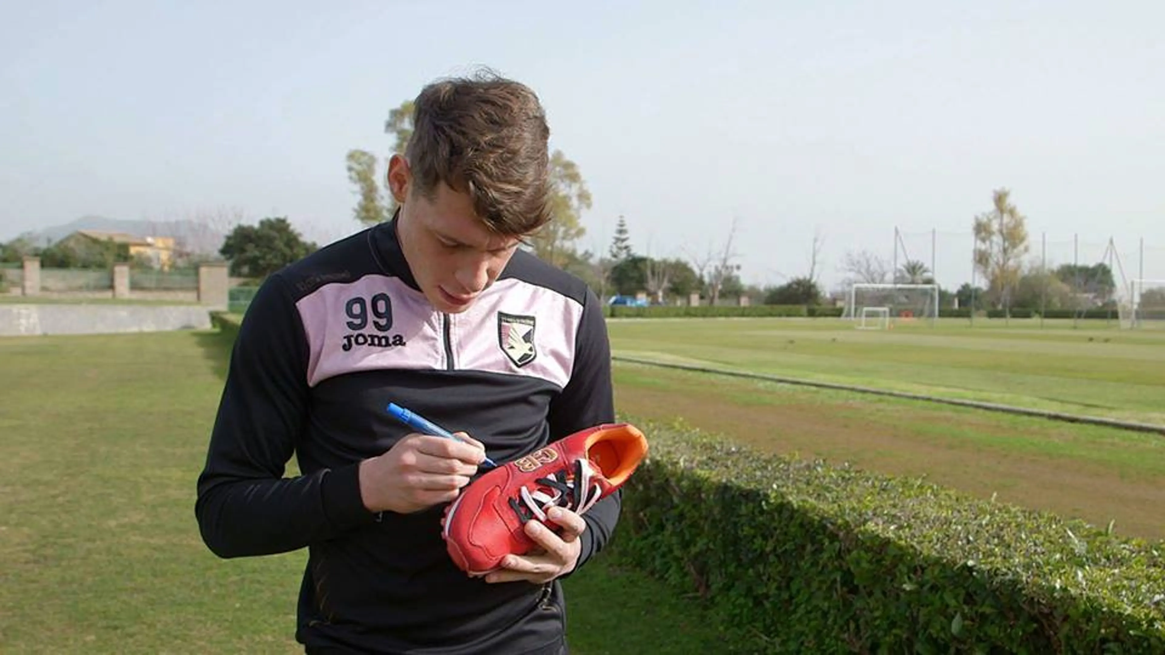 Copertina di CHIAMARSIBOMBER e BAV Shoes al MICAM 2015