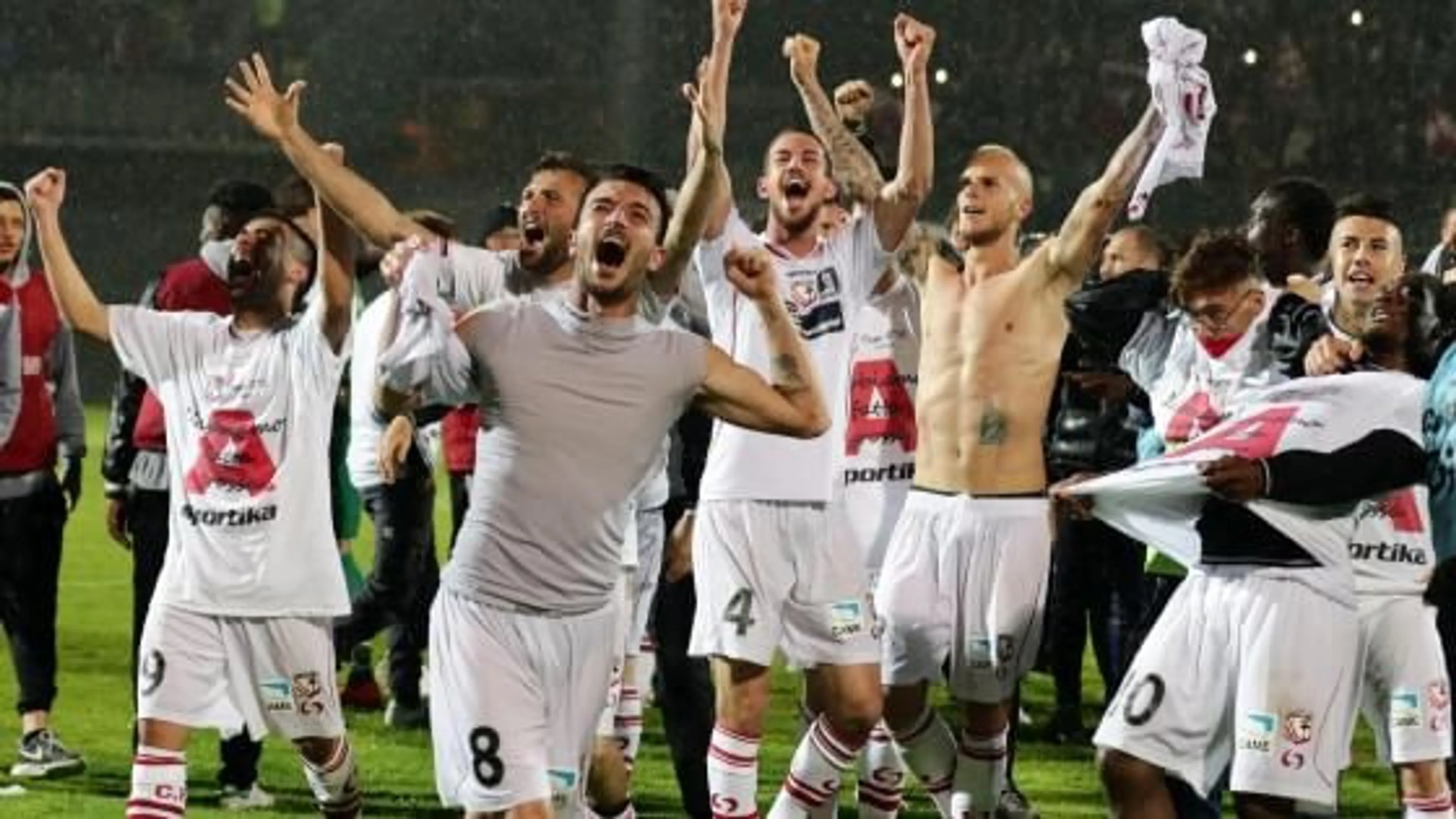 Copertina di Se non ci fosse il calcio…..la bella favola di Carpi e Bournemouth