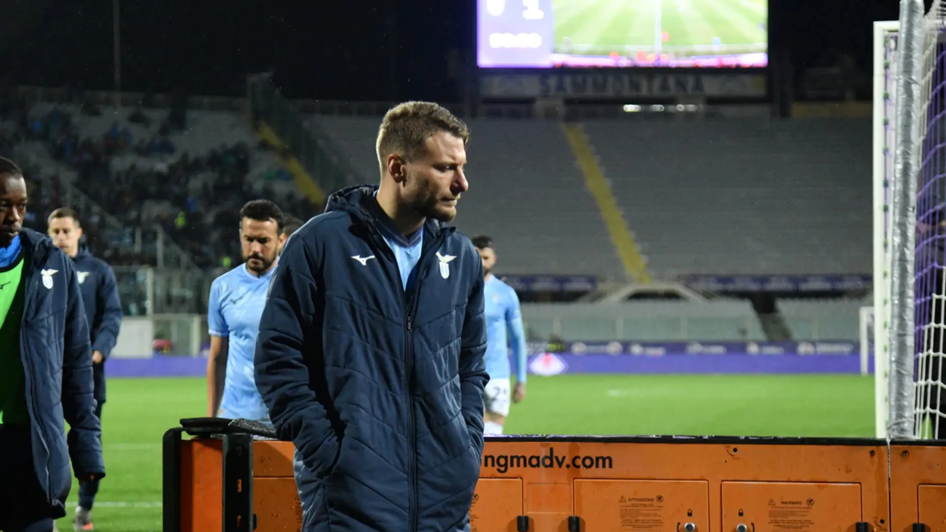 Copertina di Immobile inferocito al momento del cambio: lo devono tenere in 4