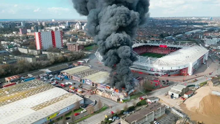 /images/i/n/c/Incendio-a-Southampton-fuori-dallo-stadio.jpg