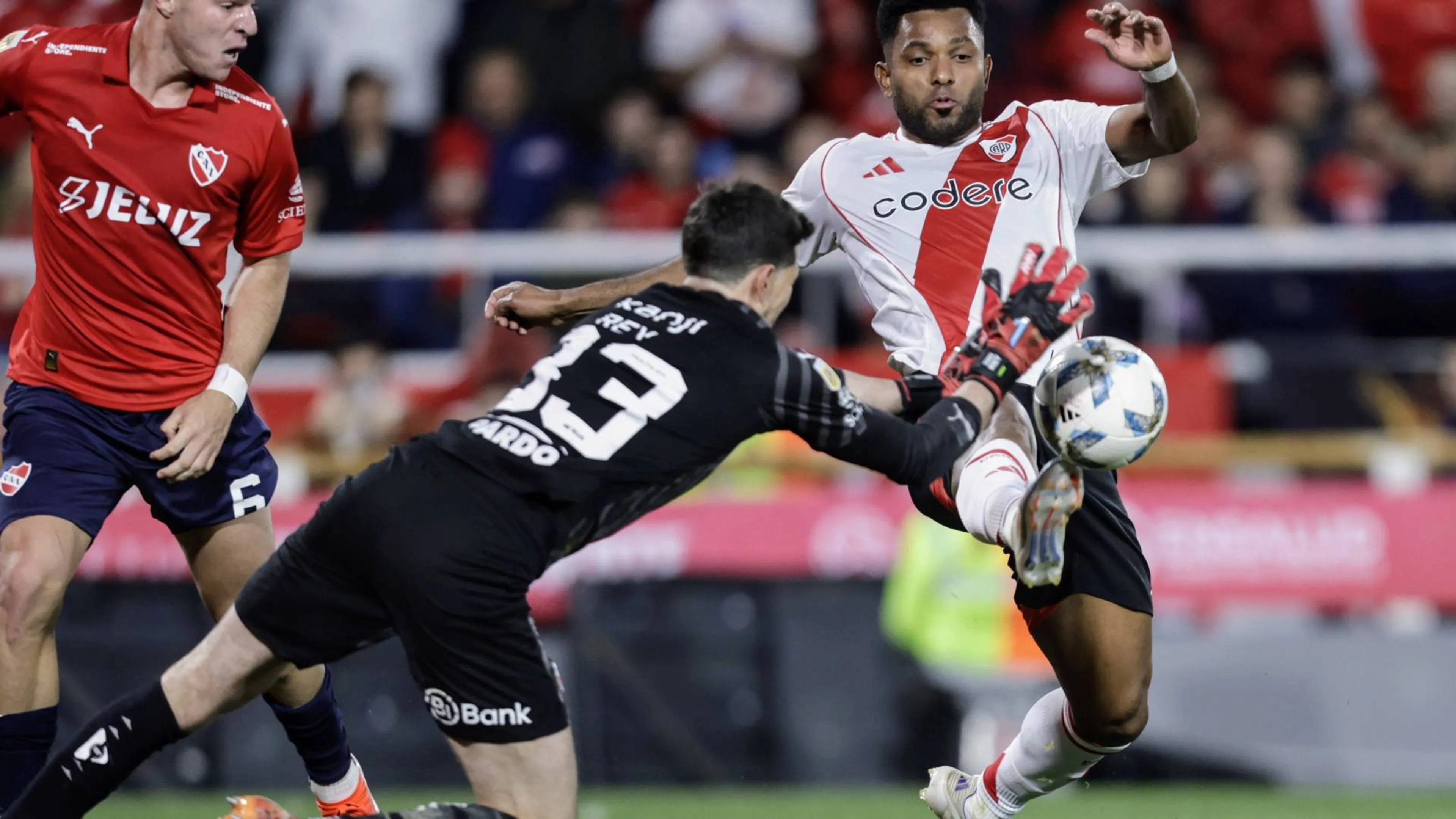 Botte da orbi in Independiente-River Plate. Succede il finimondo (VIDEO)