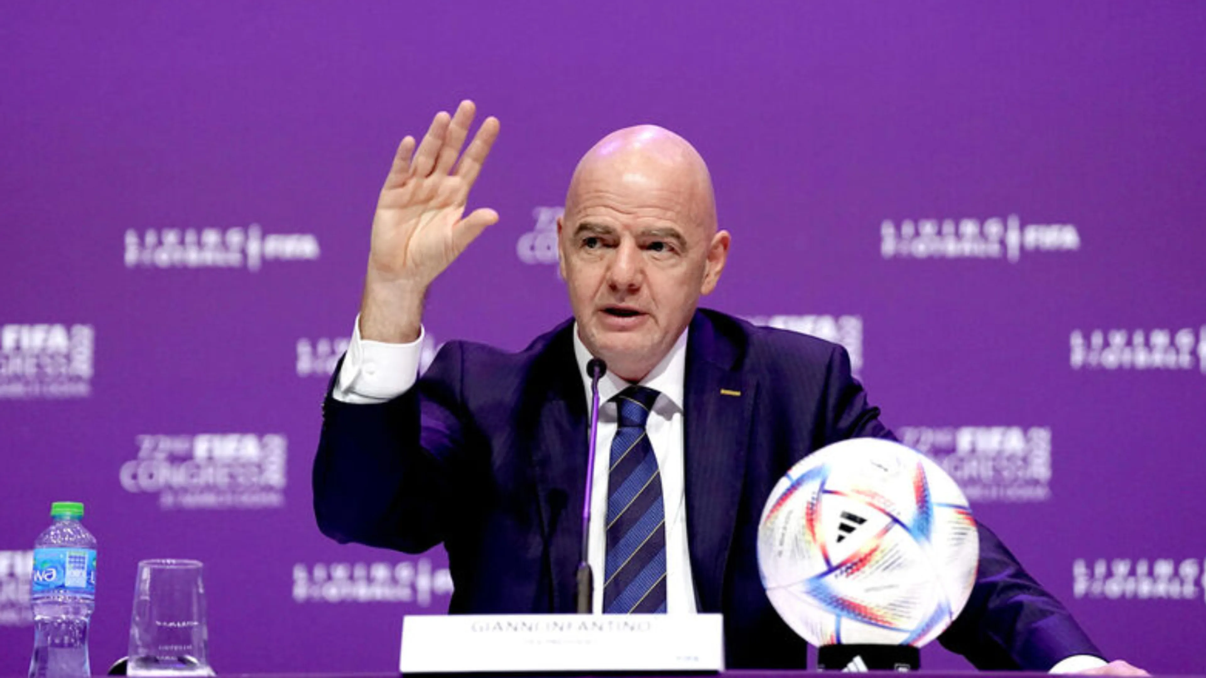 Infantino annuncia la rivoluzione del Var: "A chiamata e senza arbitri"
