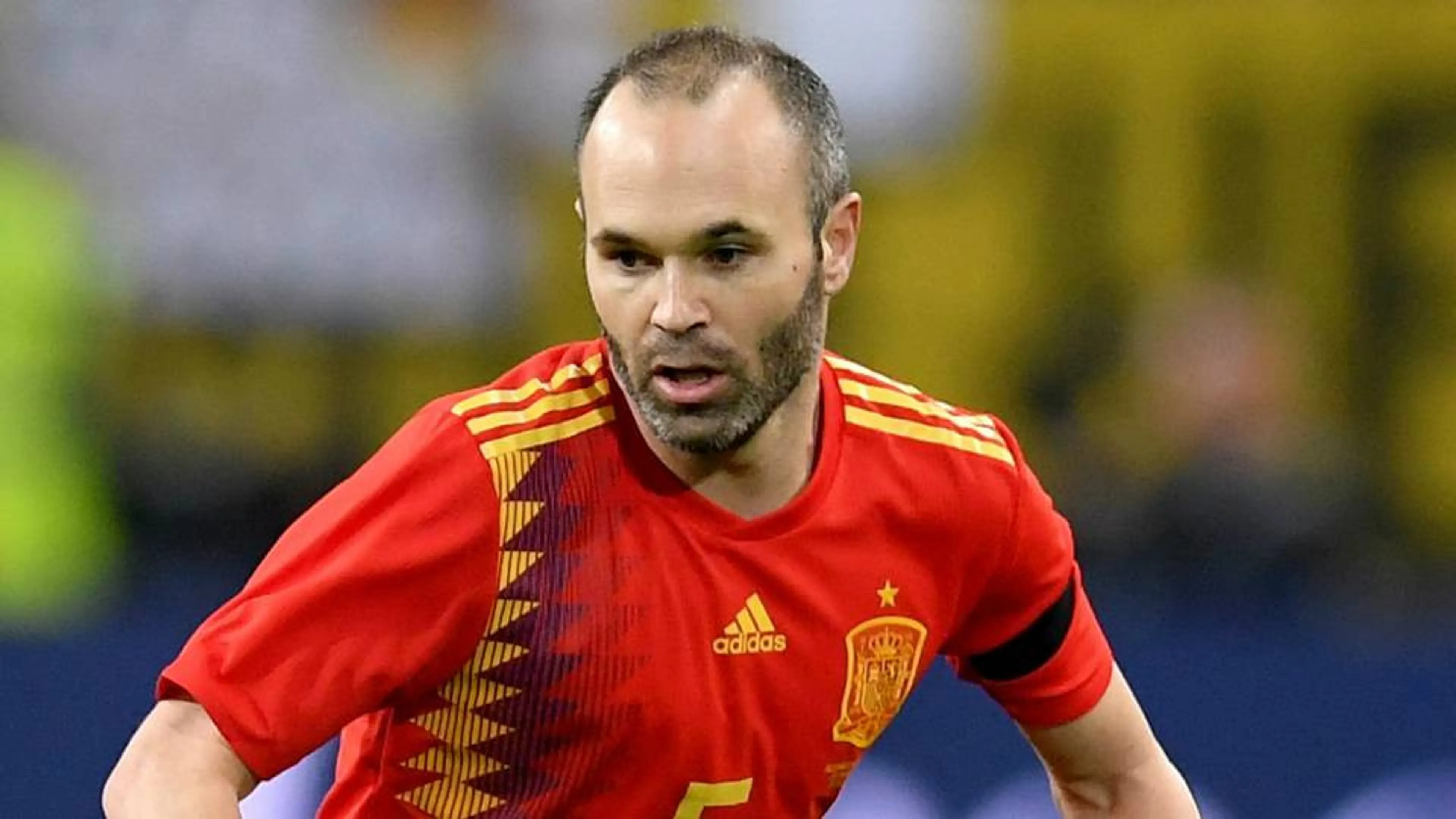 Copertina di Iniesta su Mourinho: “Ha creato odio tra Barça e Real. Era insopportabile”