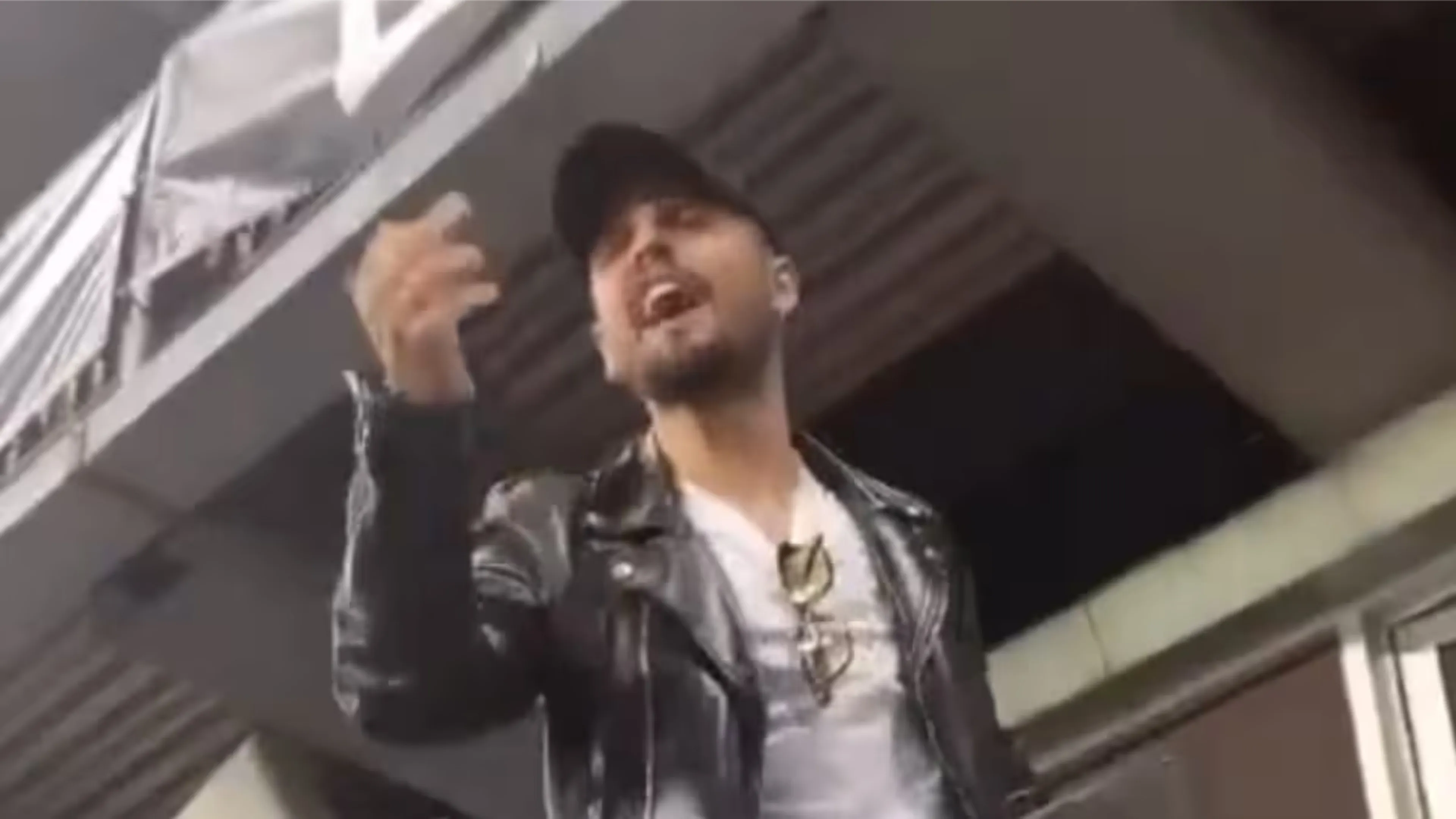 Copertina di Insigne litiga con i suoi tifosi in tribuna: la moglie deve trascinarlo via (VIDEO)