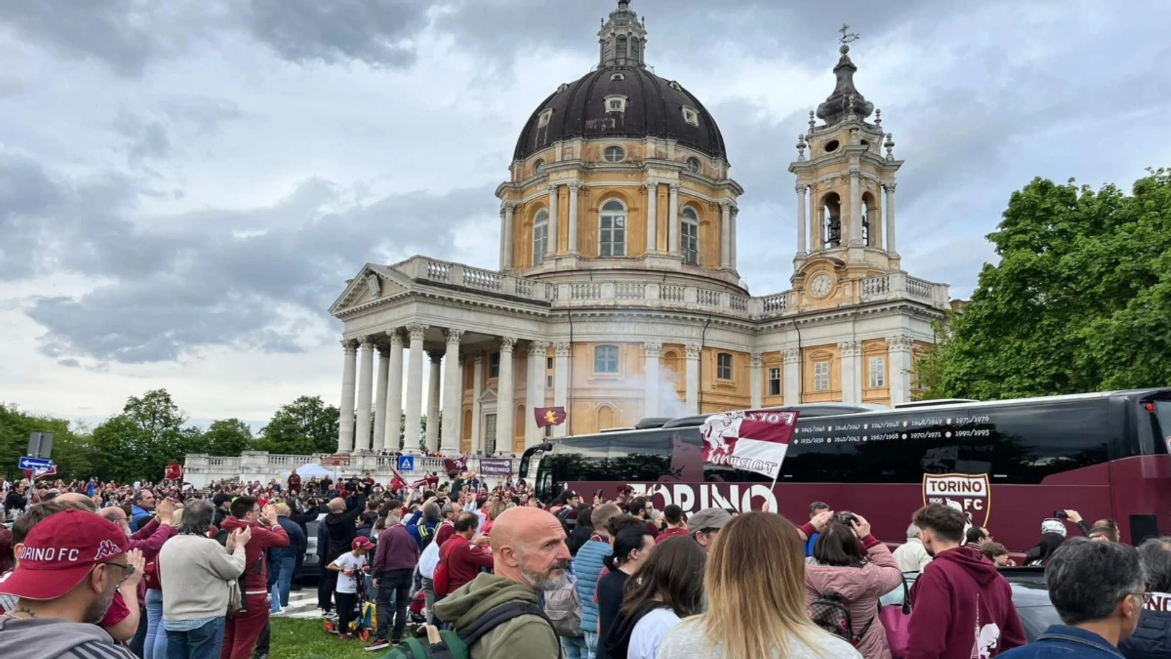 "Ciao pezzi di m****", insulti dal pullman del Torino ai tifosi. Sul web circolano i nomi dei giocatori incriminati (VIDEO)