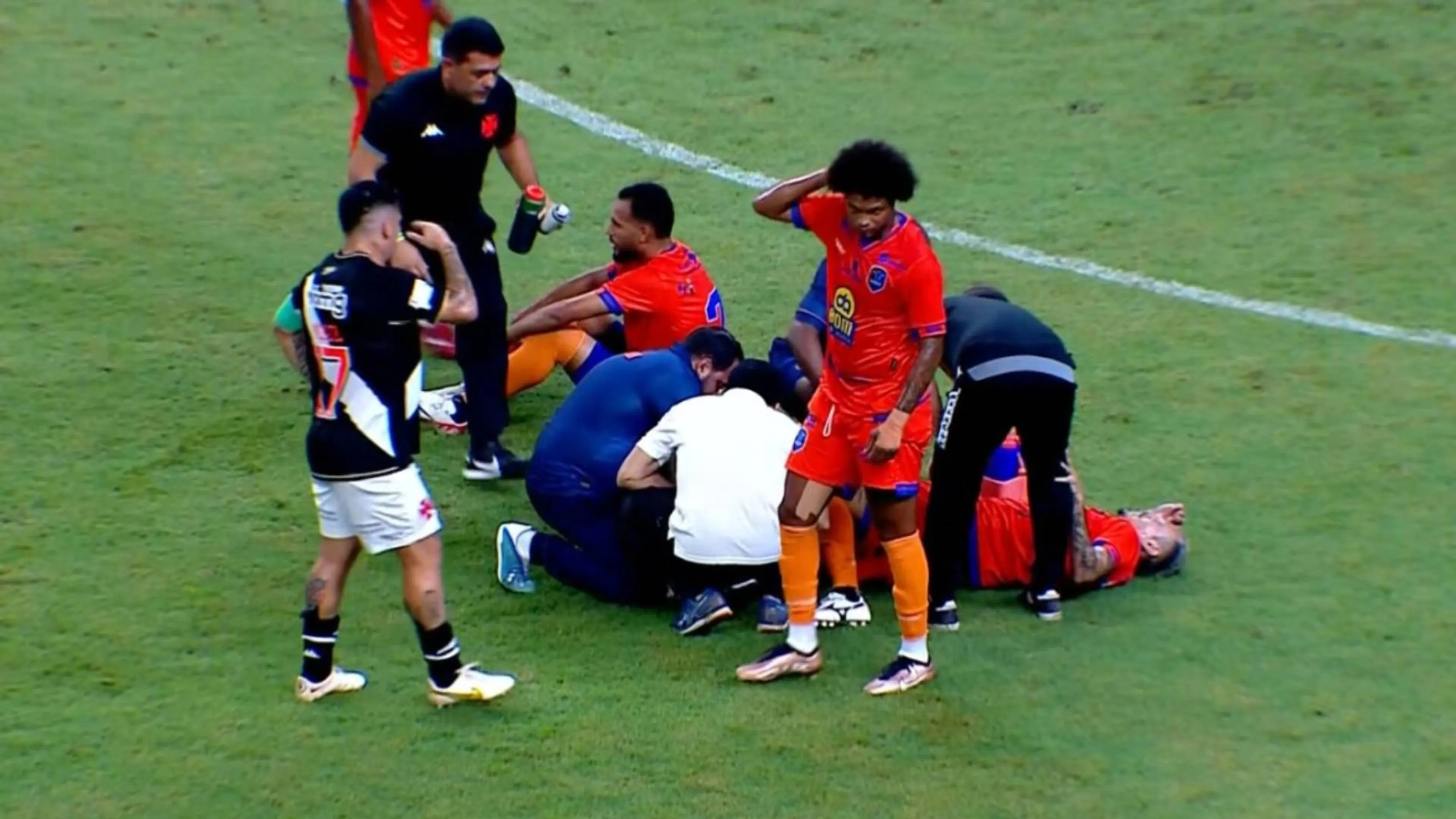 Shock in Brasile, intervento "killer" e tibia fratturata. La dinamica è surreale (VIDEO)