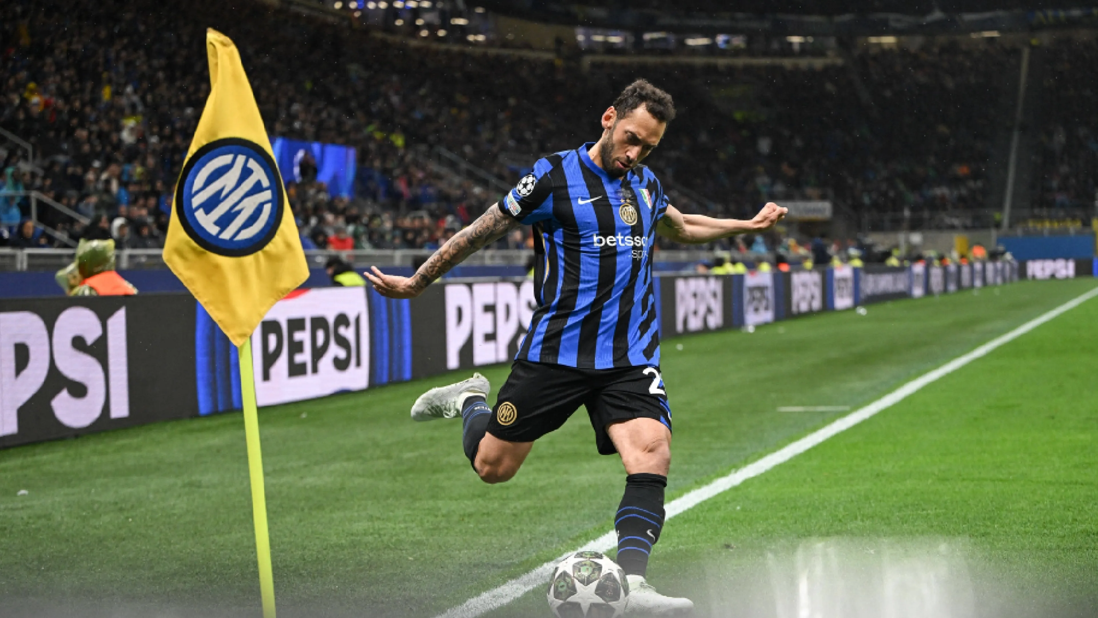 Copertina di Inter-Bayern Monaco, Calhanoglu: "Tanta sofferenza, ma eravamo preparati. Stasera grande aiuto dei tifosi"