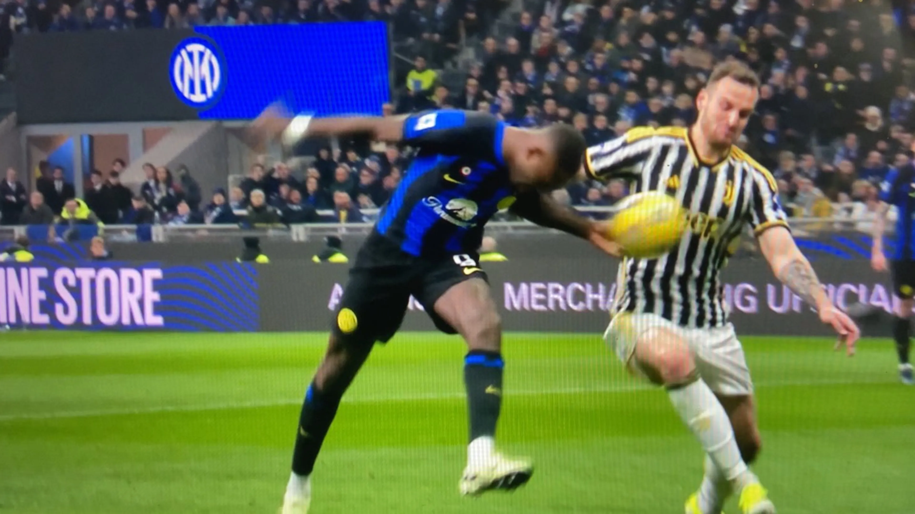 Copertina di "Thuram la tocca di mano", juventini insorgono sul web per il gol dell'Inter ma Marelli spiega perché Maresca non ha fischiato