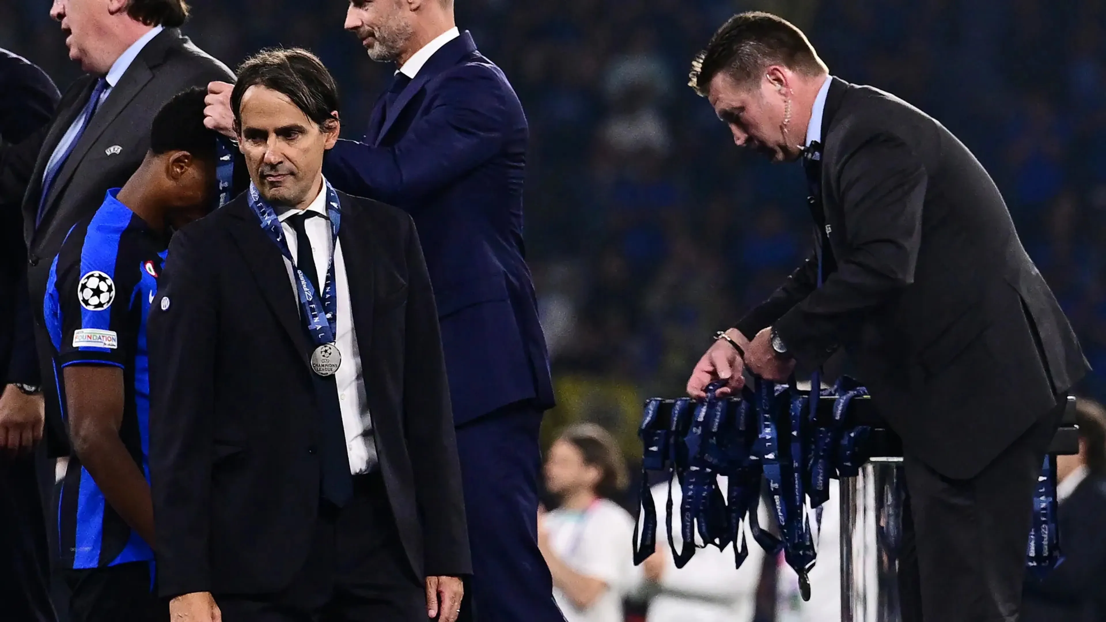 Copertina di Inter sconfitta, i tifosi del Milan coprono Milano di striscioni irrisori (FOTO)