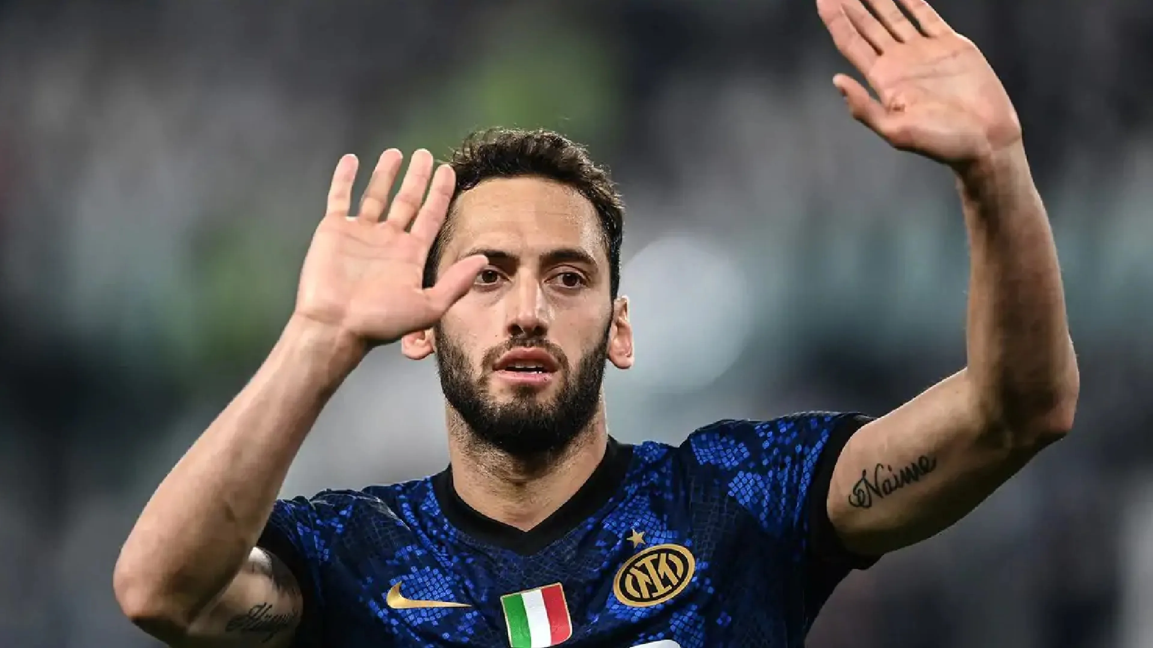 Copertina di Calhanoglu rivela un retroscena su Inter-Juve: la frase detta ai compagni
