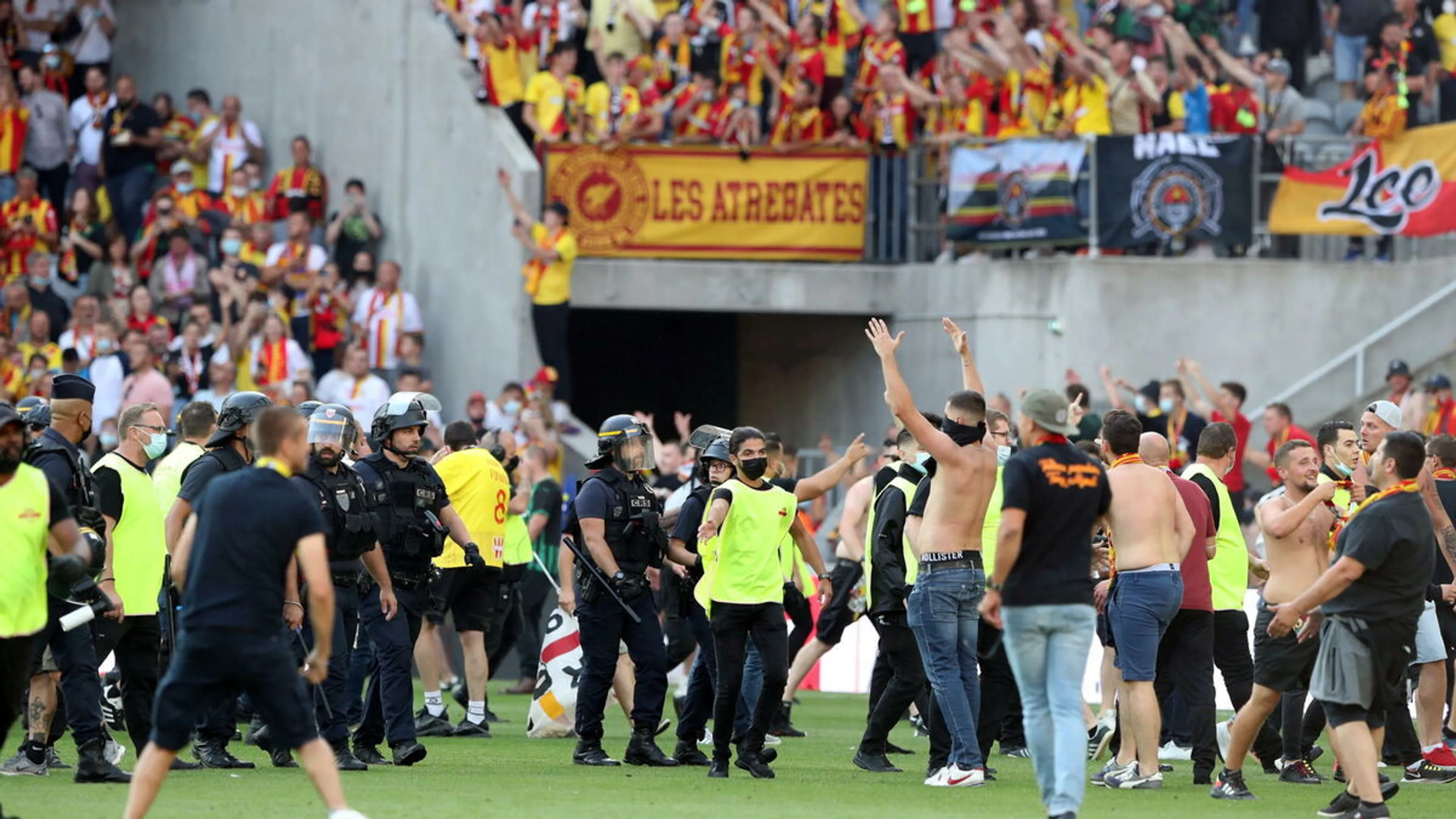 Copertina di Ancora scontri e invasioni in Ligue 1: panico durante Lens-Lille (VIDEO)