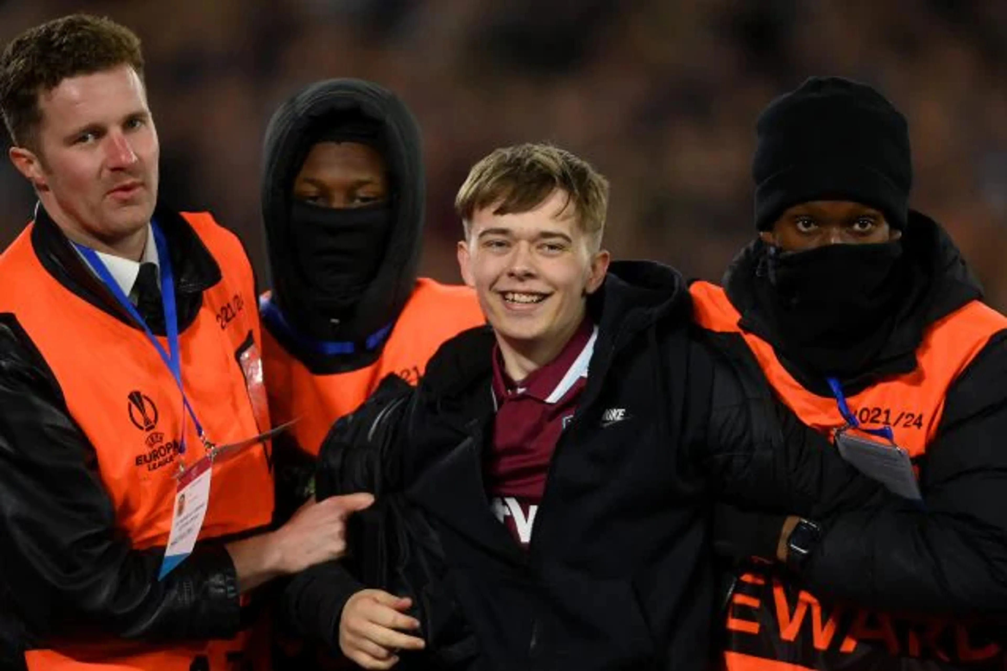 Copertina di Tifoso West Ham invade il campo fermando una potenziale occasione da gol per la sua squadra (VIDEO)