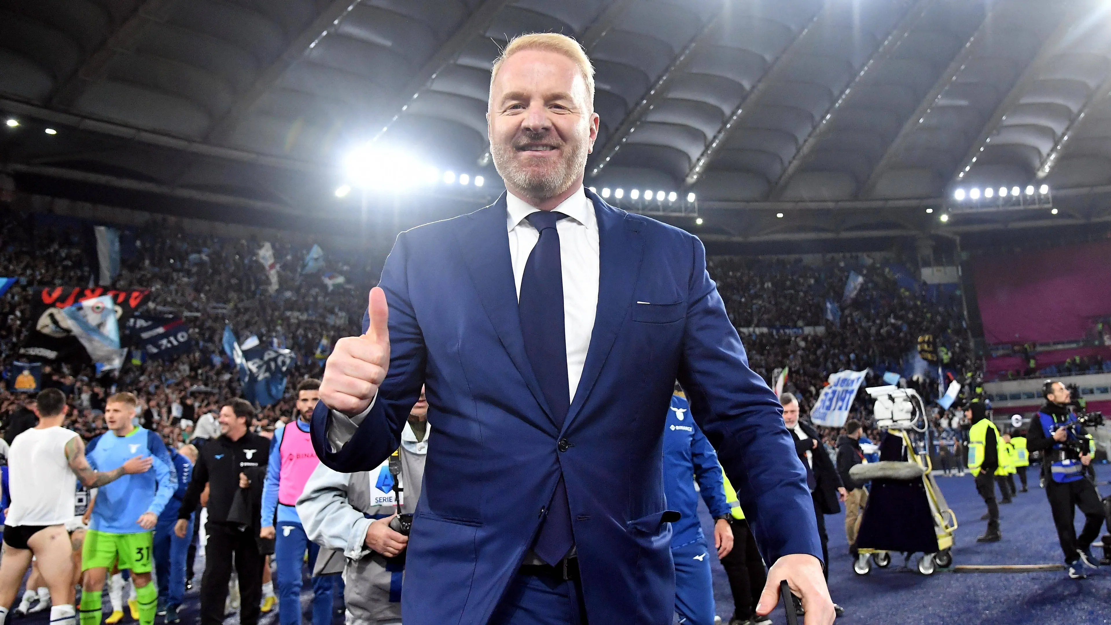 Copertina di IPP20221106 Football soccer Serie A A S Roma S S Lazio igli tare direttore sportivo della lazio festeggia la vittoria Verwendung nur in Deutschland GERMANY ONLY IPP20221106 Football soccer Serie A A S Roma S S Lazio igli tare direttore sportivo della lazio festeggia la vittoria Use only in Germany GERMANY ONLY