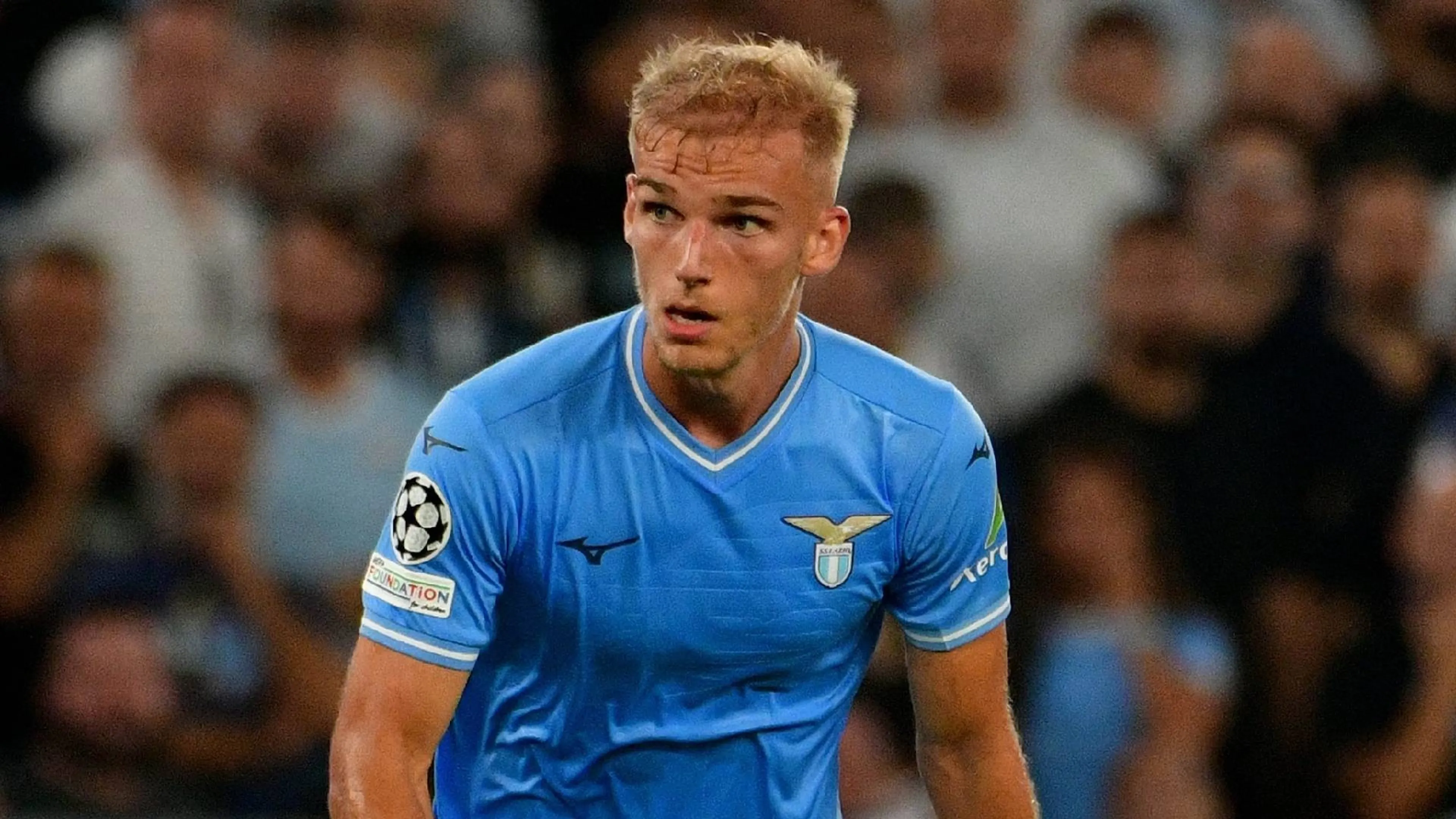 Copertina di Fratello e amici di Isaksen ubriachi seminano il panico in tribuna durante Lazio-Atletico