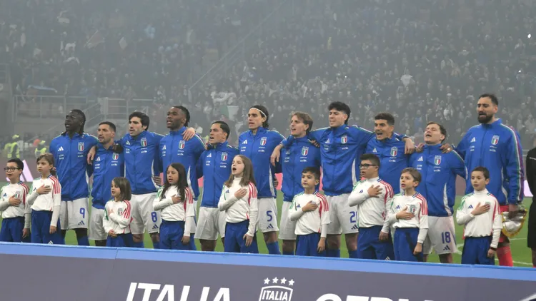 /images/i/t/a/italia-squadra-team-group-mannschaftsbild-totale-line-up-mannschaft-moise-kean-matteo-politano-sandro-tonali-destiny-udogie-giacomo-raspadori-riccardo-calafiori-nicolo-rovella-alessandro-bastoni-giovanni-di-lorenzo-nicolo-barella-gianluigi-donnarumma-nations-league-2024-25-quarter-finals-1st-leg-italy-vs-germany-1-2-posa-during-national-anthem-inno-nazionale-nations-league-2024-25-quarto-di-finale-andata-italia-germania-1jpg_1749673381372.jpg