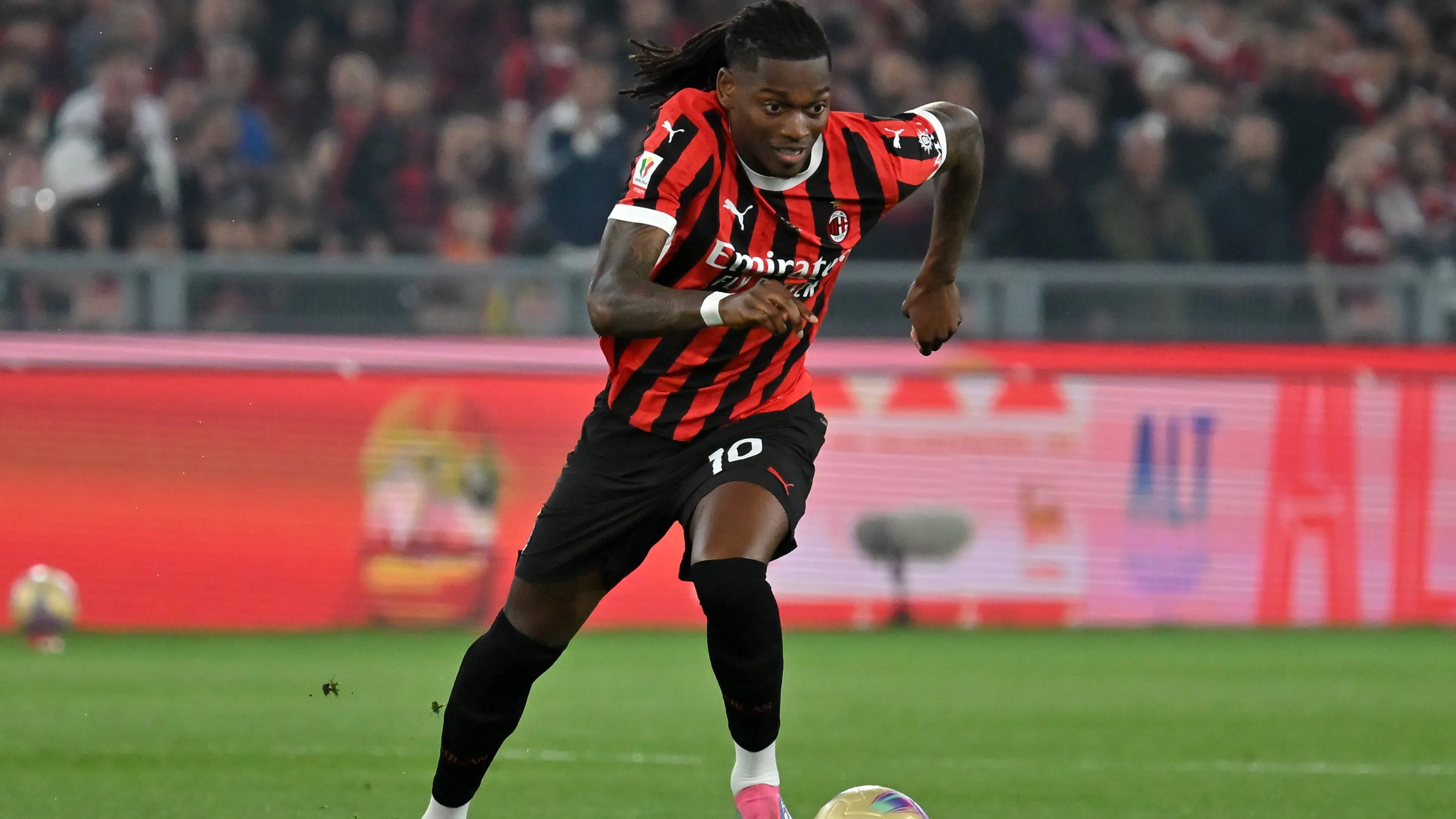 Leao: "La musica è emozione. Ibra e CR7 i miei compagni più forti"