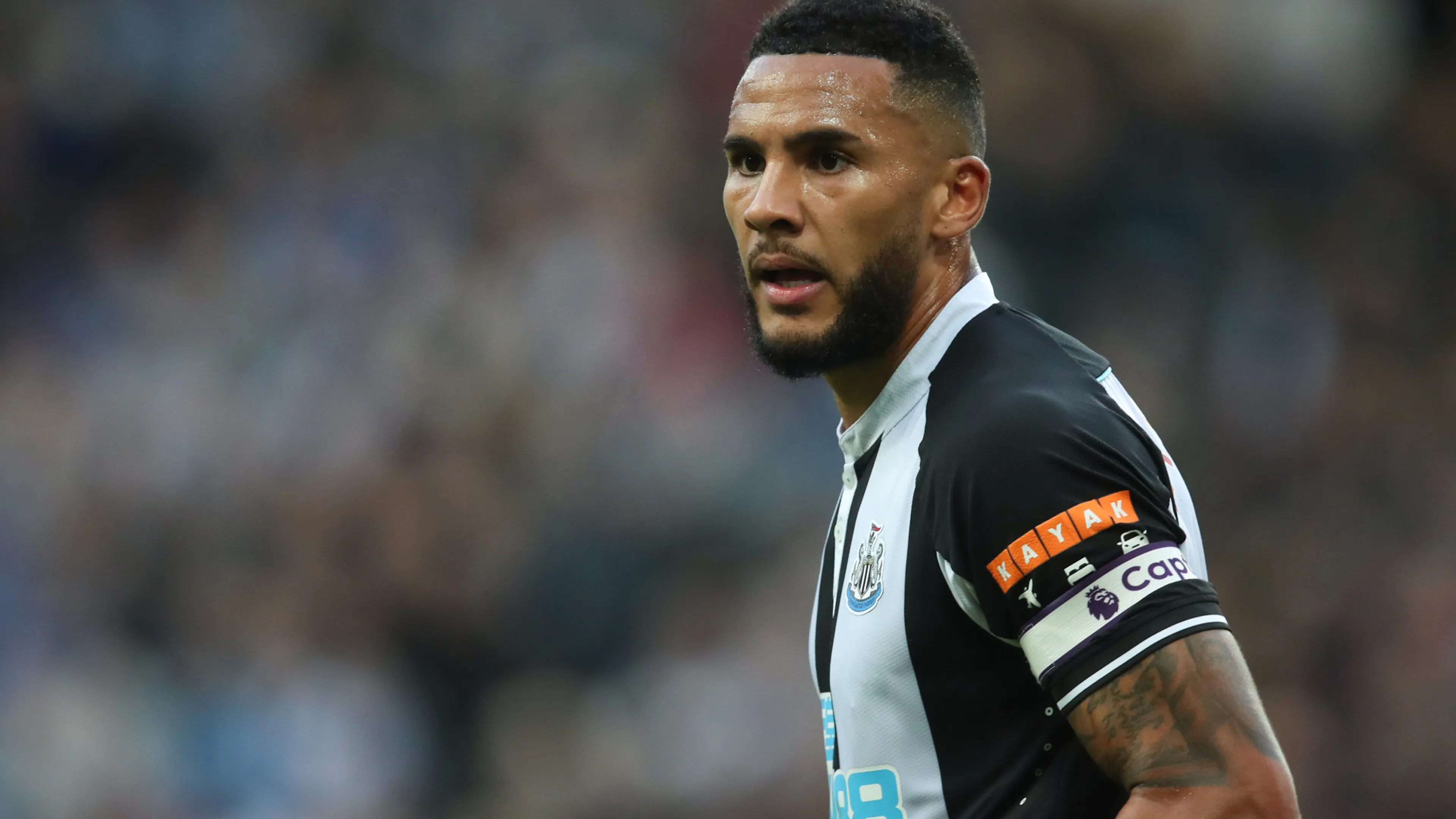 Voleva difendere il fratello minore: il capitano del Newcastle picchiato da 6 uomini