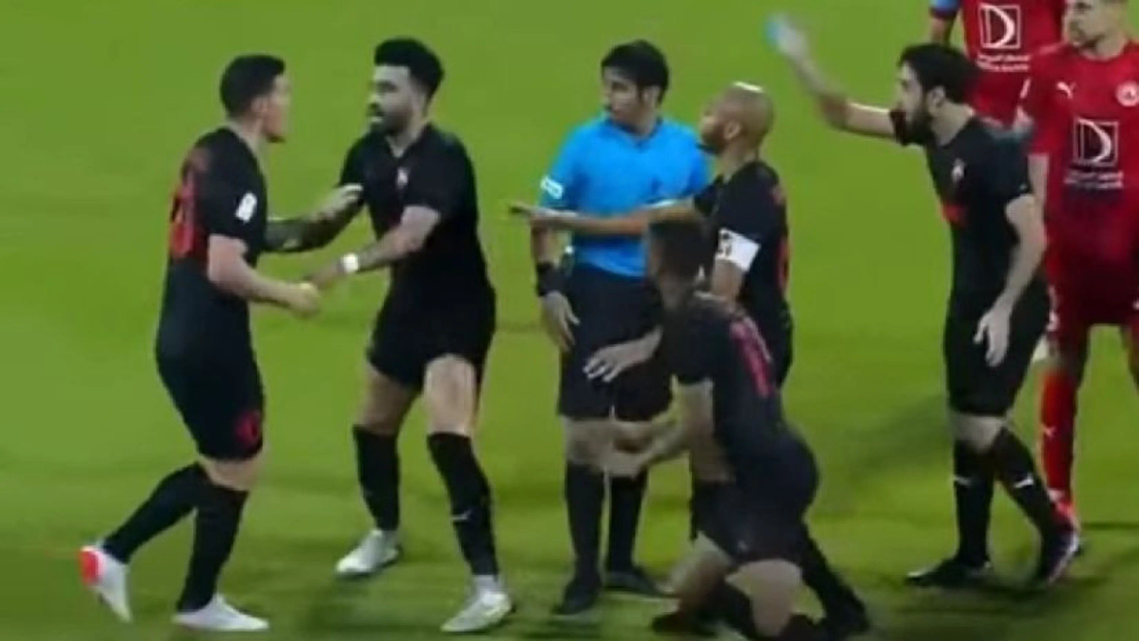 Copertina di James Rodriguez si imbestialisce con l’arbitro dopo ammonizione, lo fermano i compagni (VIDEO)