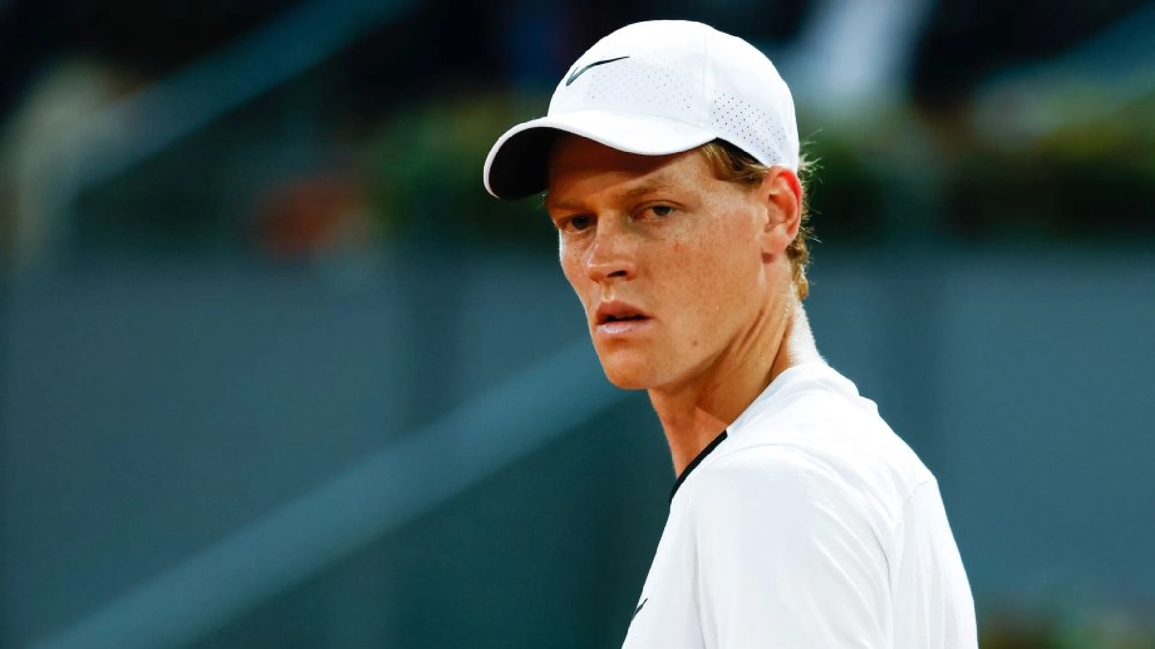 Copertina di Sinner pensa a come recuperare dall'infortunio e sceglie... la Juve