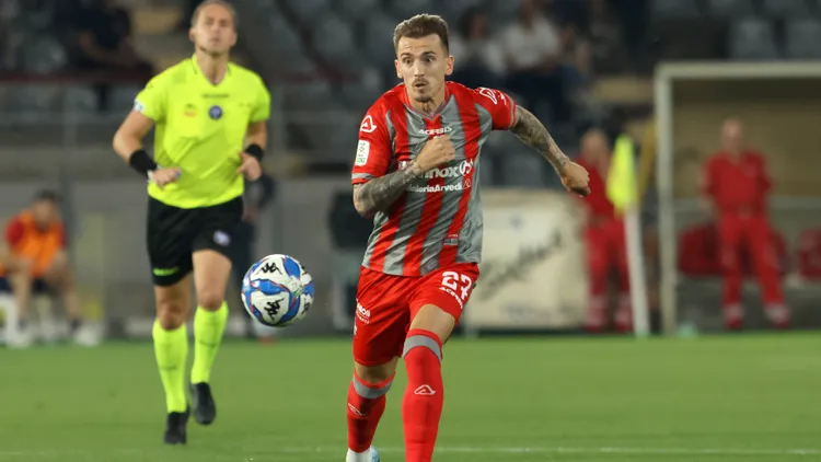 /images/j/a/r/jari-vandeputte-cremonese-serie-b-2024-25-finale-playoff-final-andata-first-leg-cremonese-vs-spezia-0-0-29-05-2025-azione-action-single-shot-serie-b-2024-25-finale-playoff-andata-cremonese-spezia-0-0jpg_1755193746231.jpg