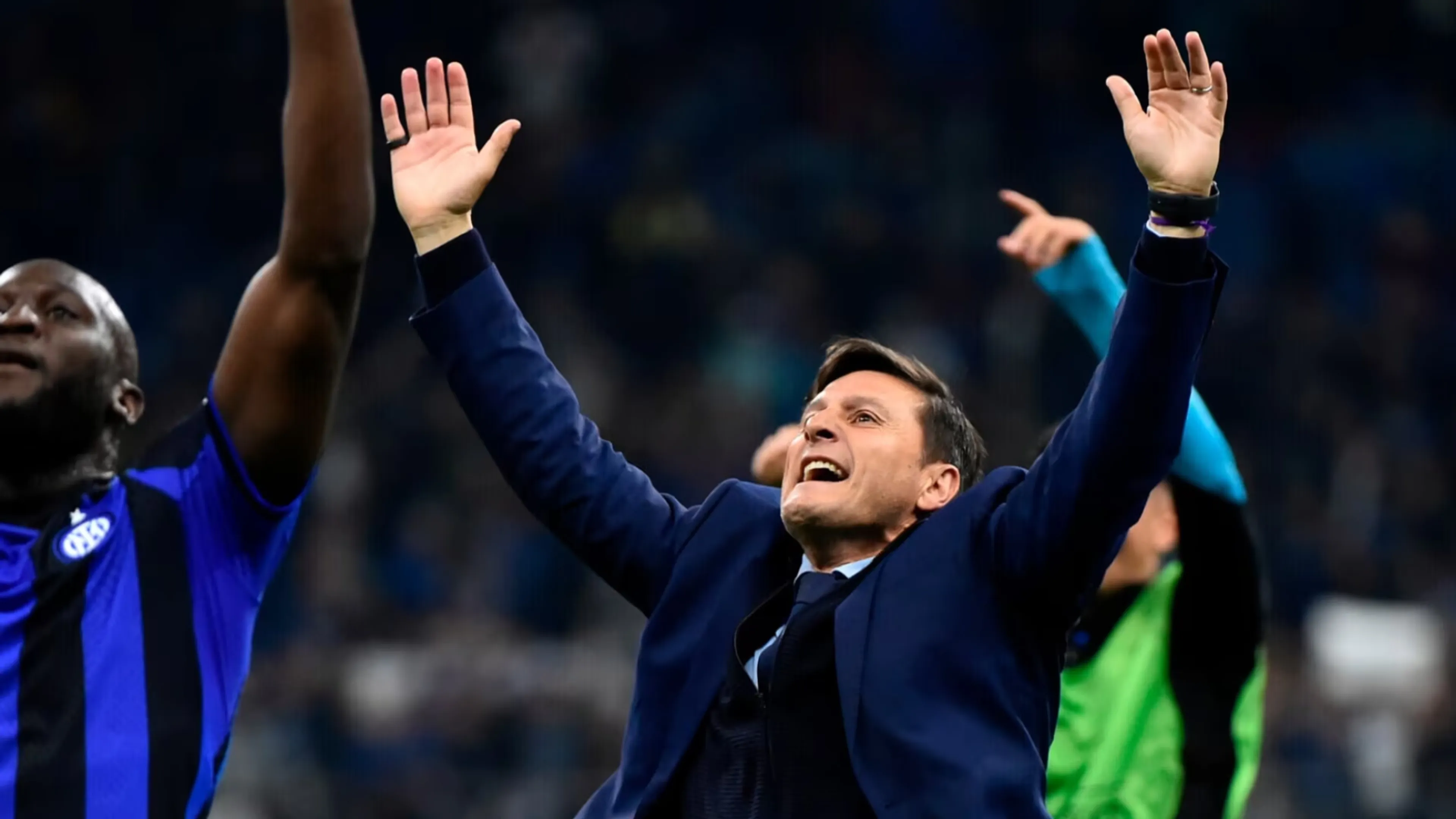 Copertina di Inter, Zanetti ultras per una notte. Va sotto la Nord e fa un coro anti Milan (VIDEO)