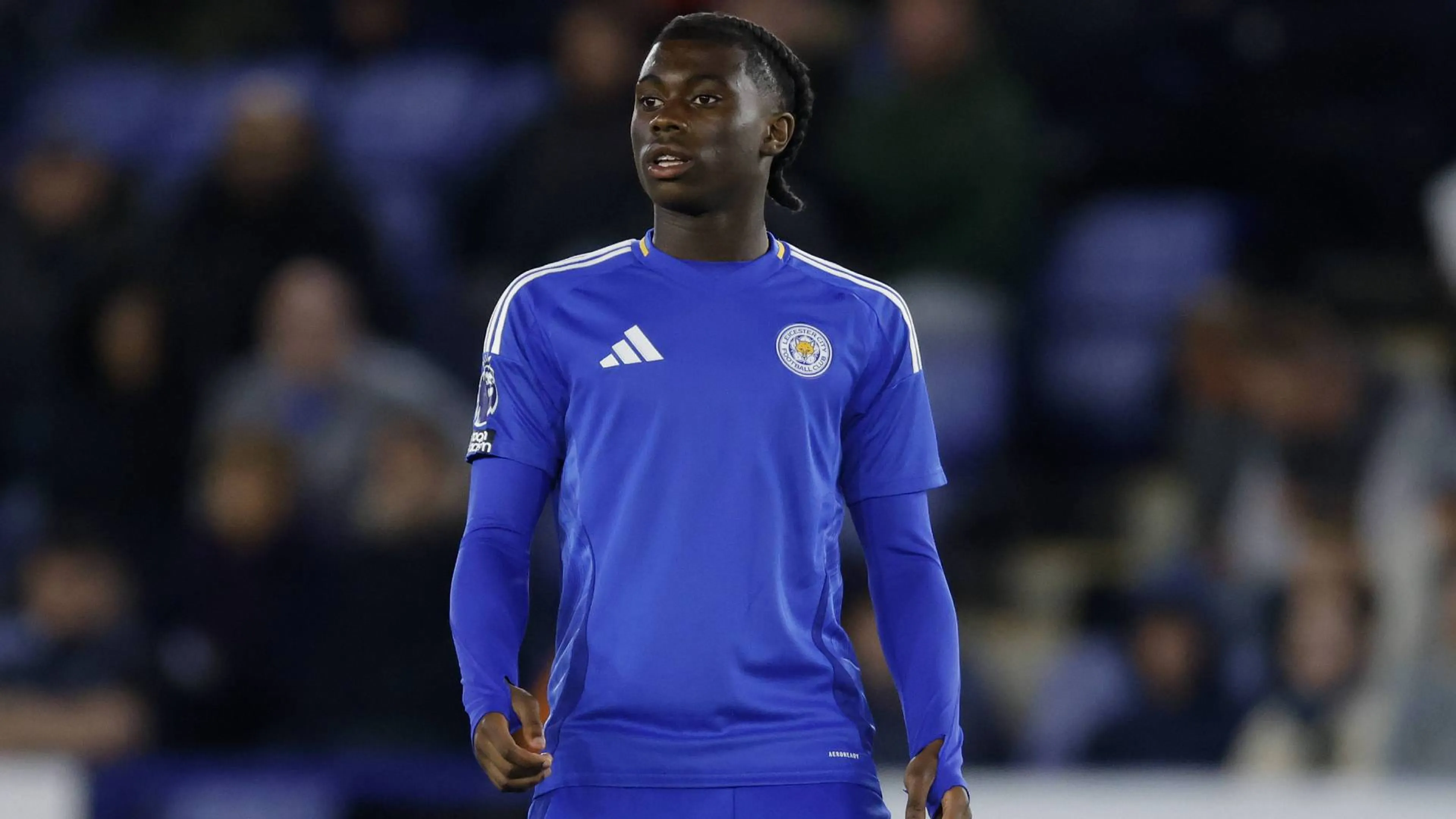 Leicester, Monga in campo con una maglia senza sponsor. Lo impone il regolamento della Premier League