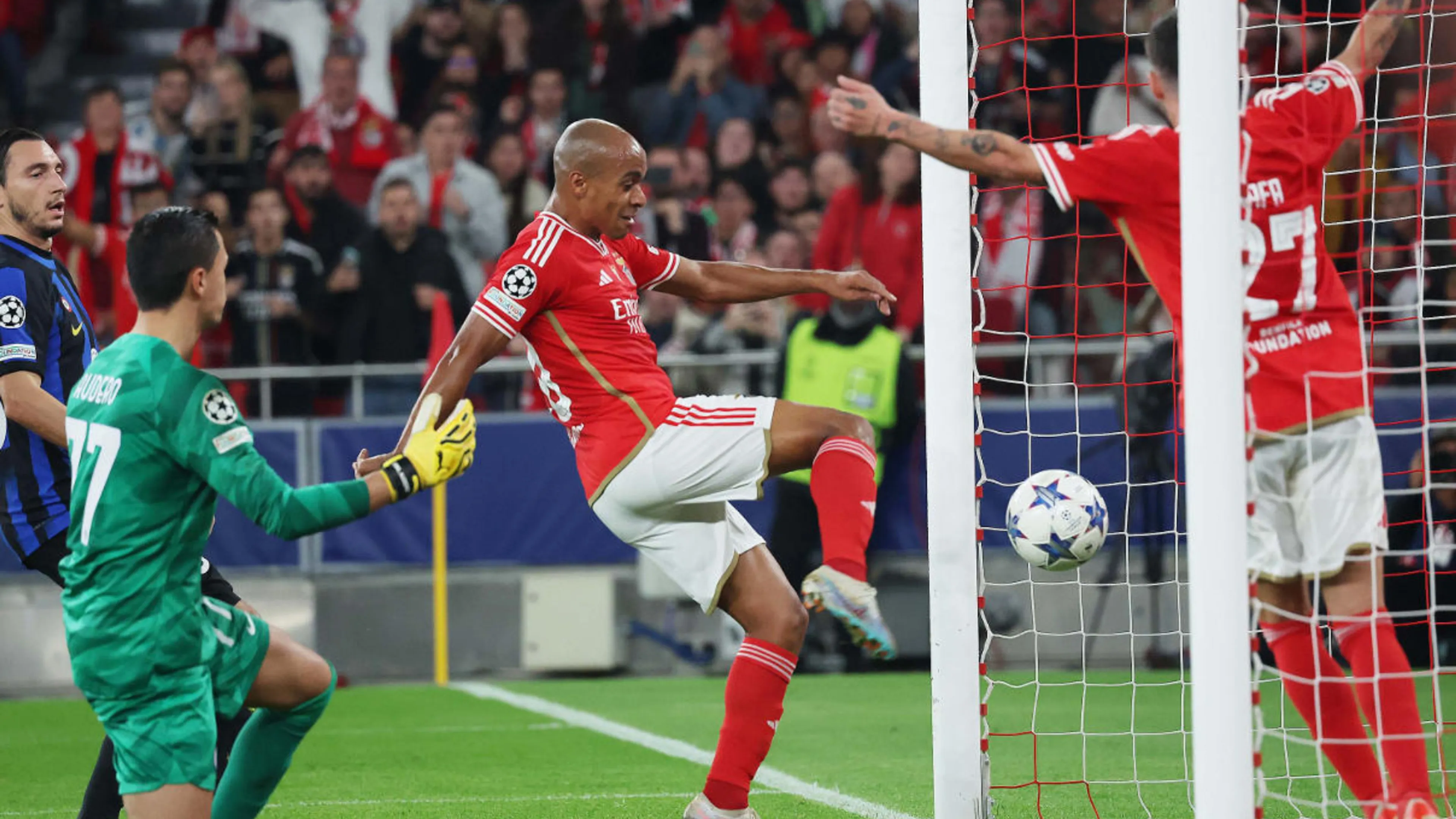 Joao Mario segna una tripletta all'Inter ma non vuole portarsi il pallone a casa: il motivo