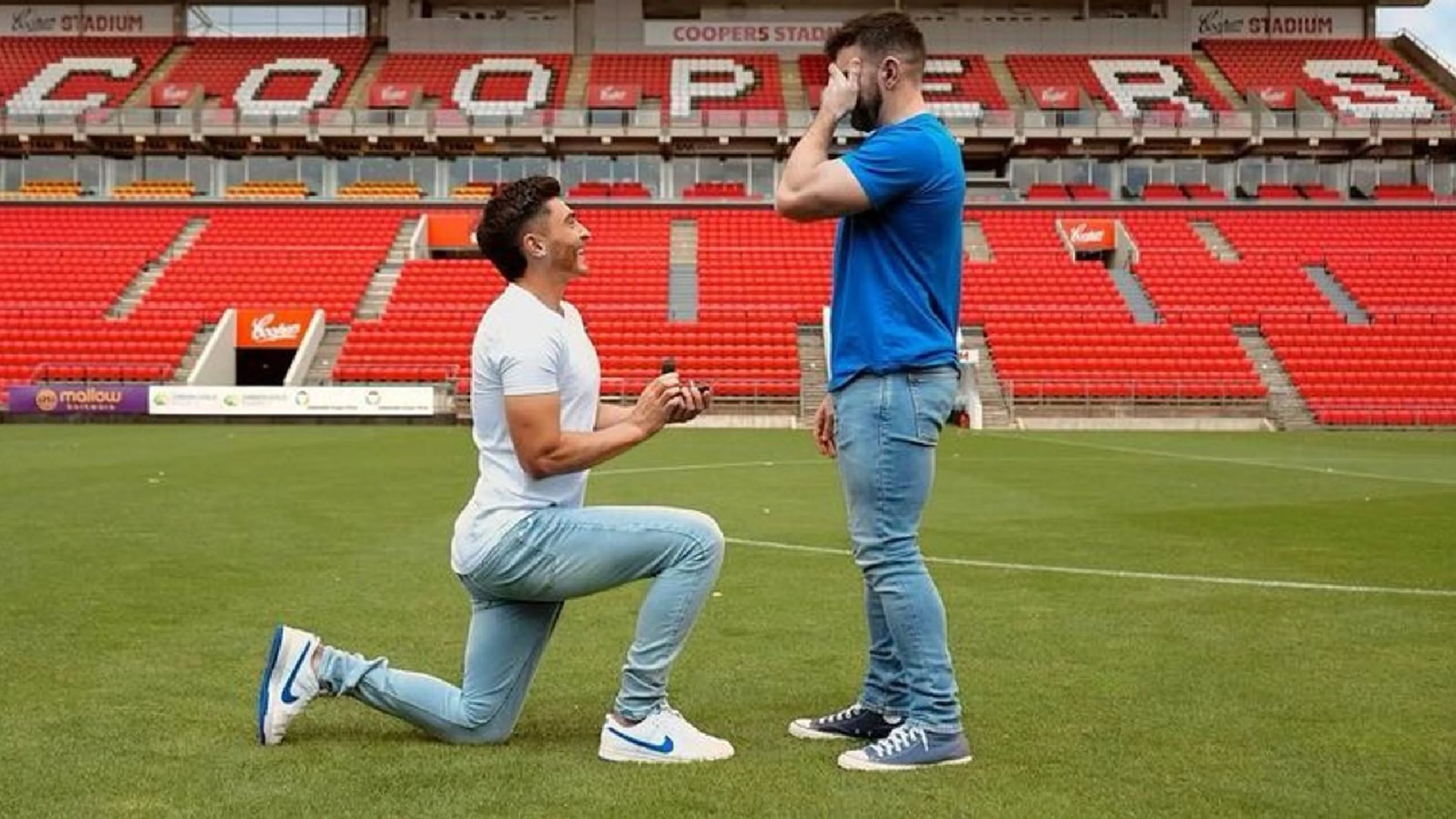 Copertina di Proposta di matrimonio... dentro lo stadio: il primo calciatore a fare coming out si dichiara così!
