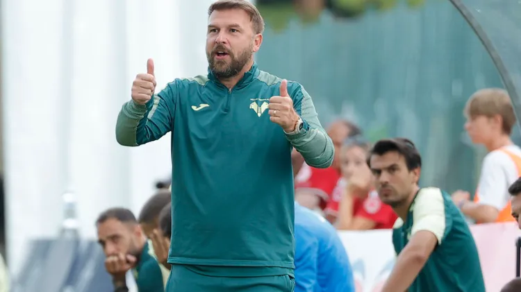 /images/j/u/l/july-20-2025-folgaria-italy-paolo-zanetti-head-coach-of-hellas-verona-seen-in-action-during-a-friendly-match-between-hellas-verona-and-football-club-rovereto-at-the-pinetina-stadium-final-score-hellas-verona-90-football-club-rovereto-folgaria-italy-zumas197-20250720aaas197655-copyright-xemanuelexpennacchioxjpg_1756574872004.jpg