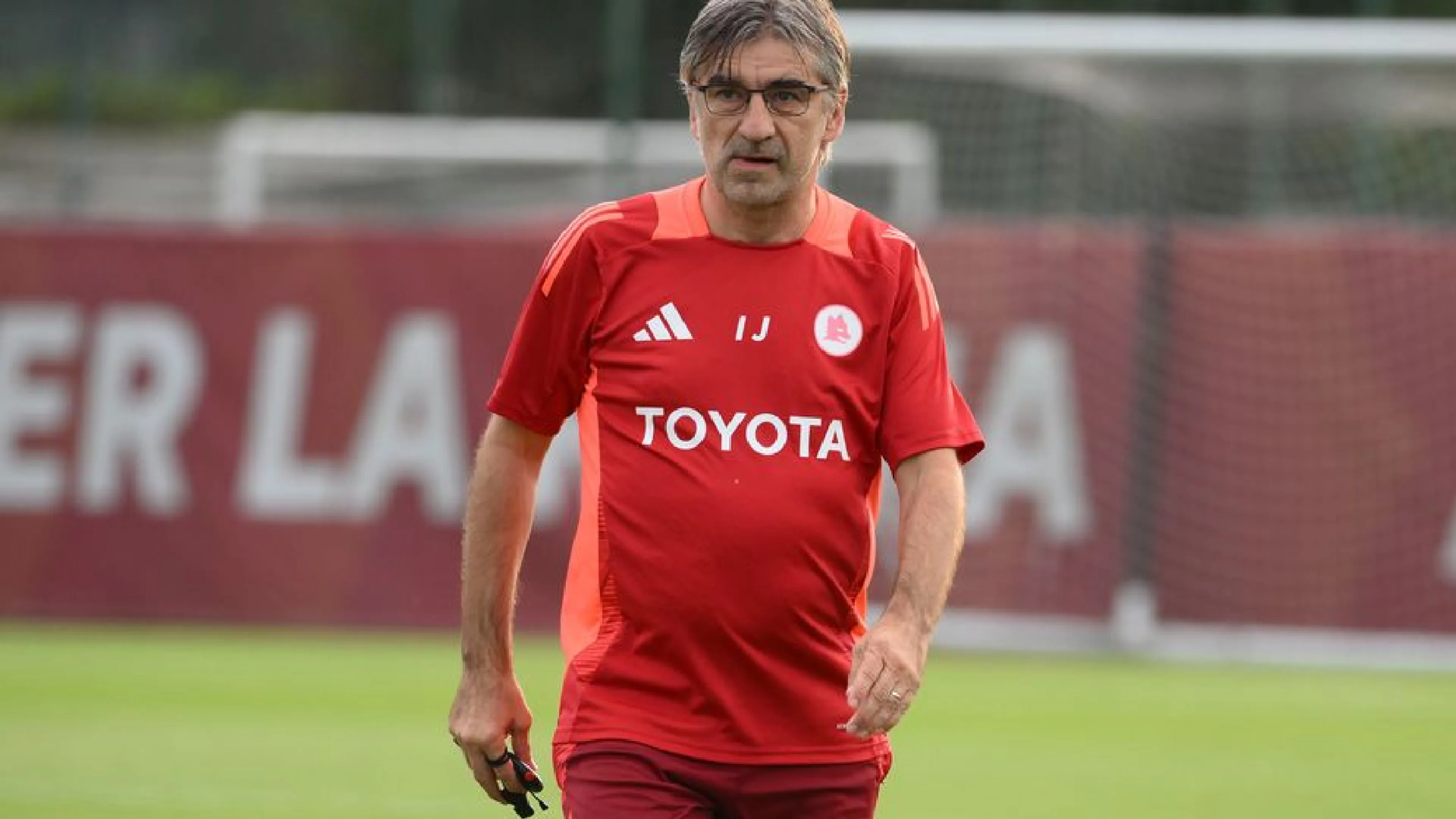 Copertina di A Roma inizia l'era Juric: al suo primo allenamento...manda subito in ritiro la squadra