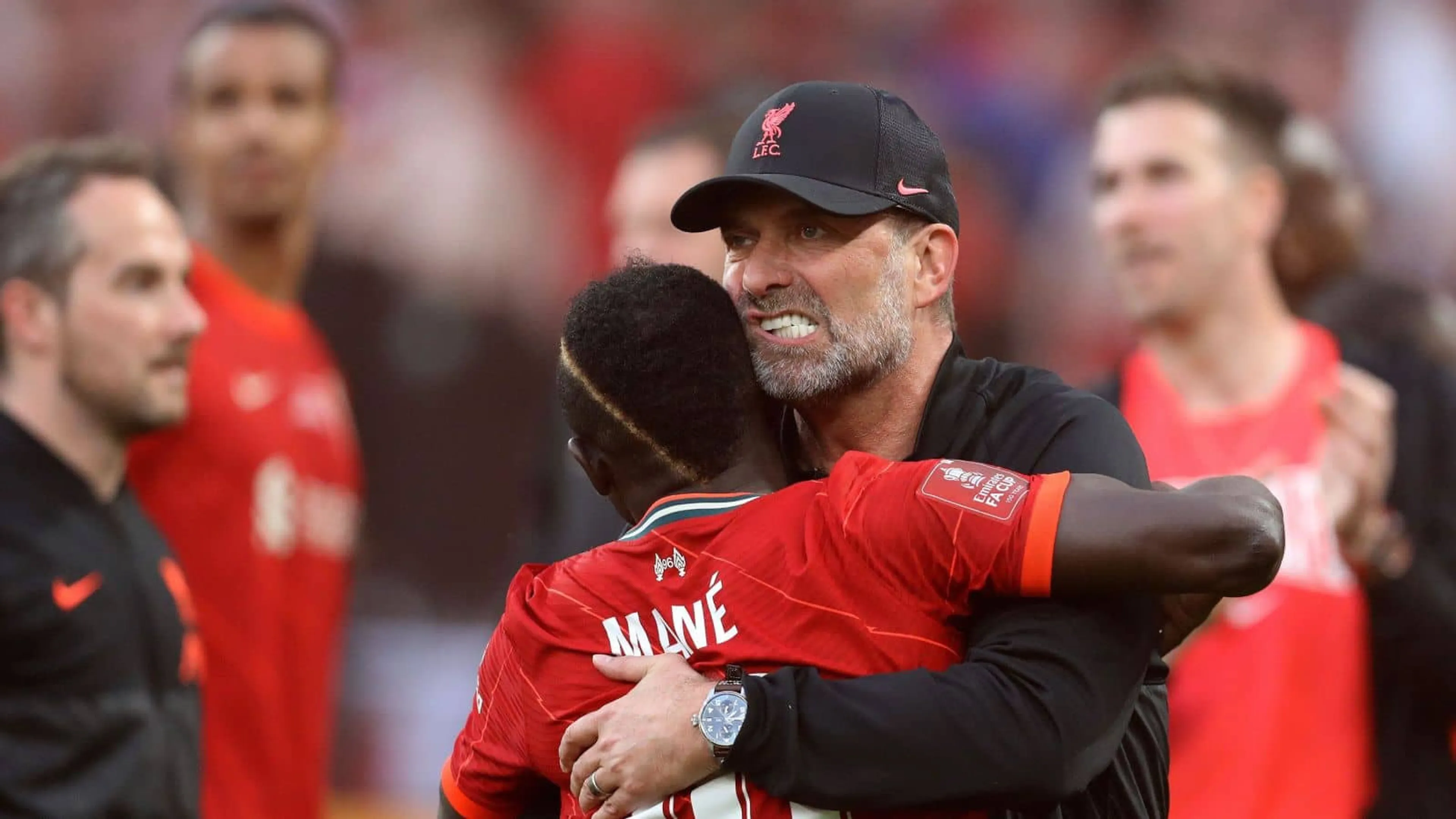 Copertina di Il solito Manè: il suo regalo di congedo ai dipendenti del Liverpool è assai singolare