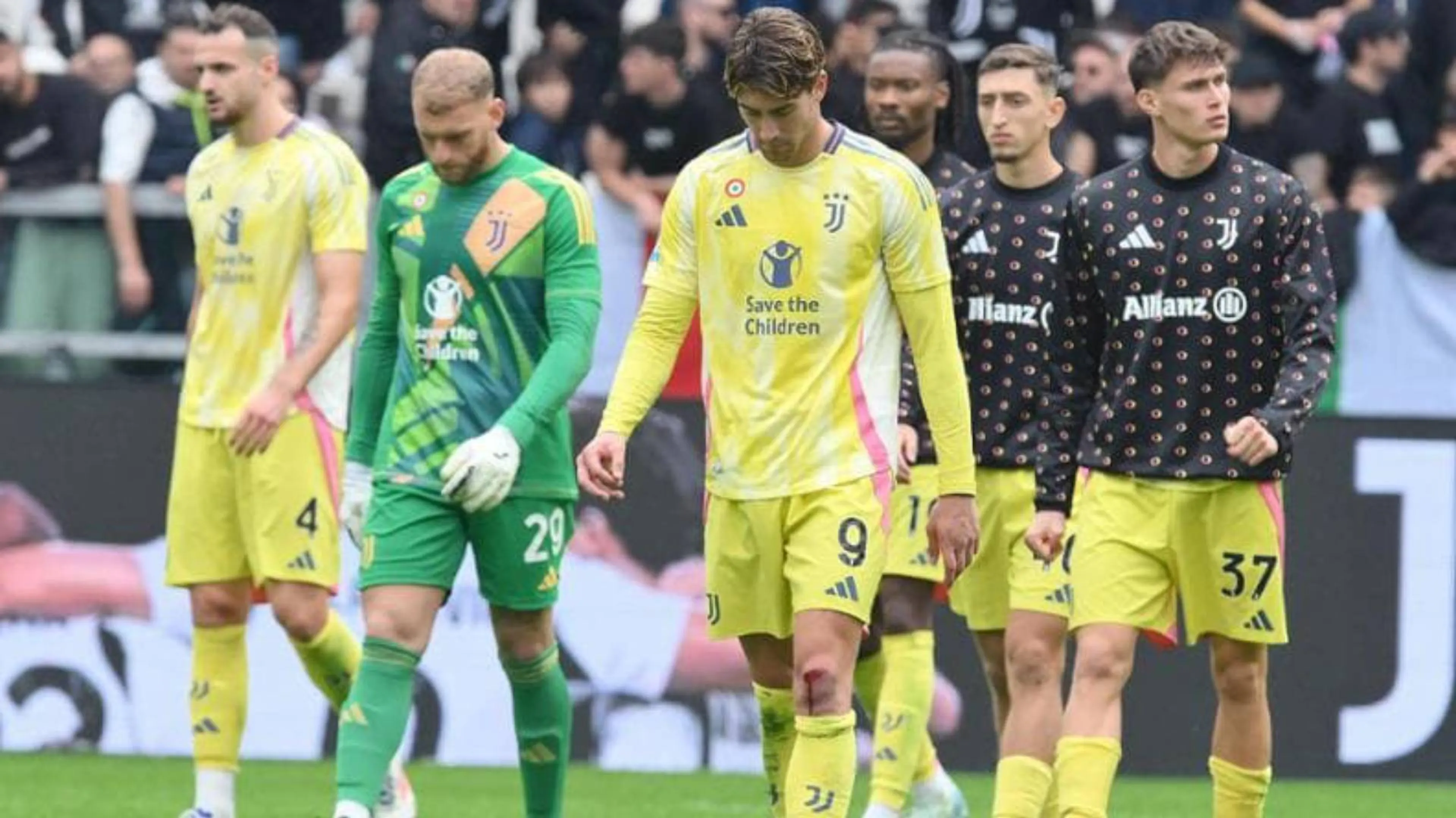 Copertina di "Fino alla fine", questa volta è il Cagliari a dirlo. Sfottò social dei sardi alla Juve (FOTO)