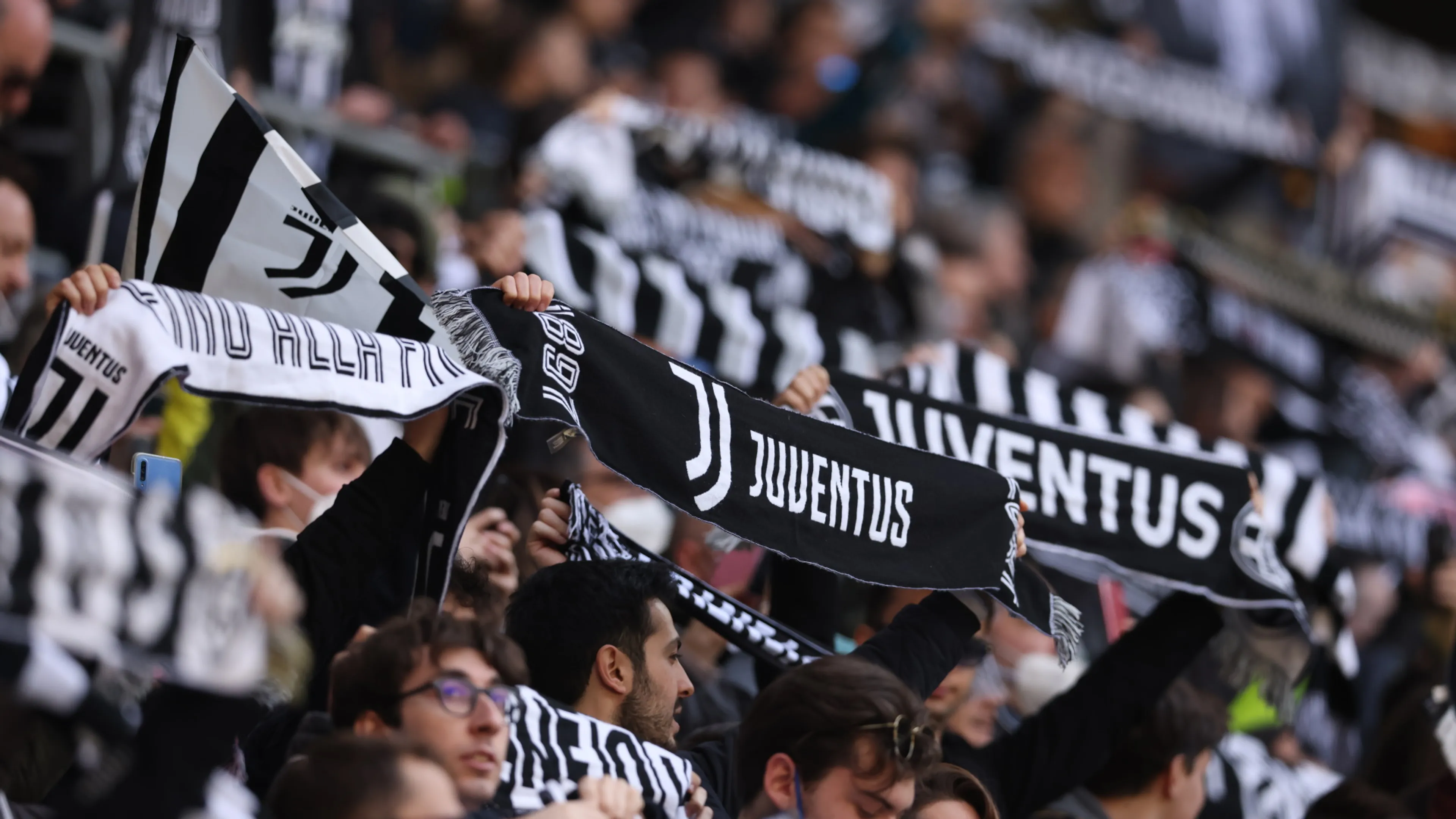 Copertina di Juventus, una mail del club fa tremare gli abbonati: cosa c'è scritto?
