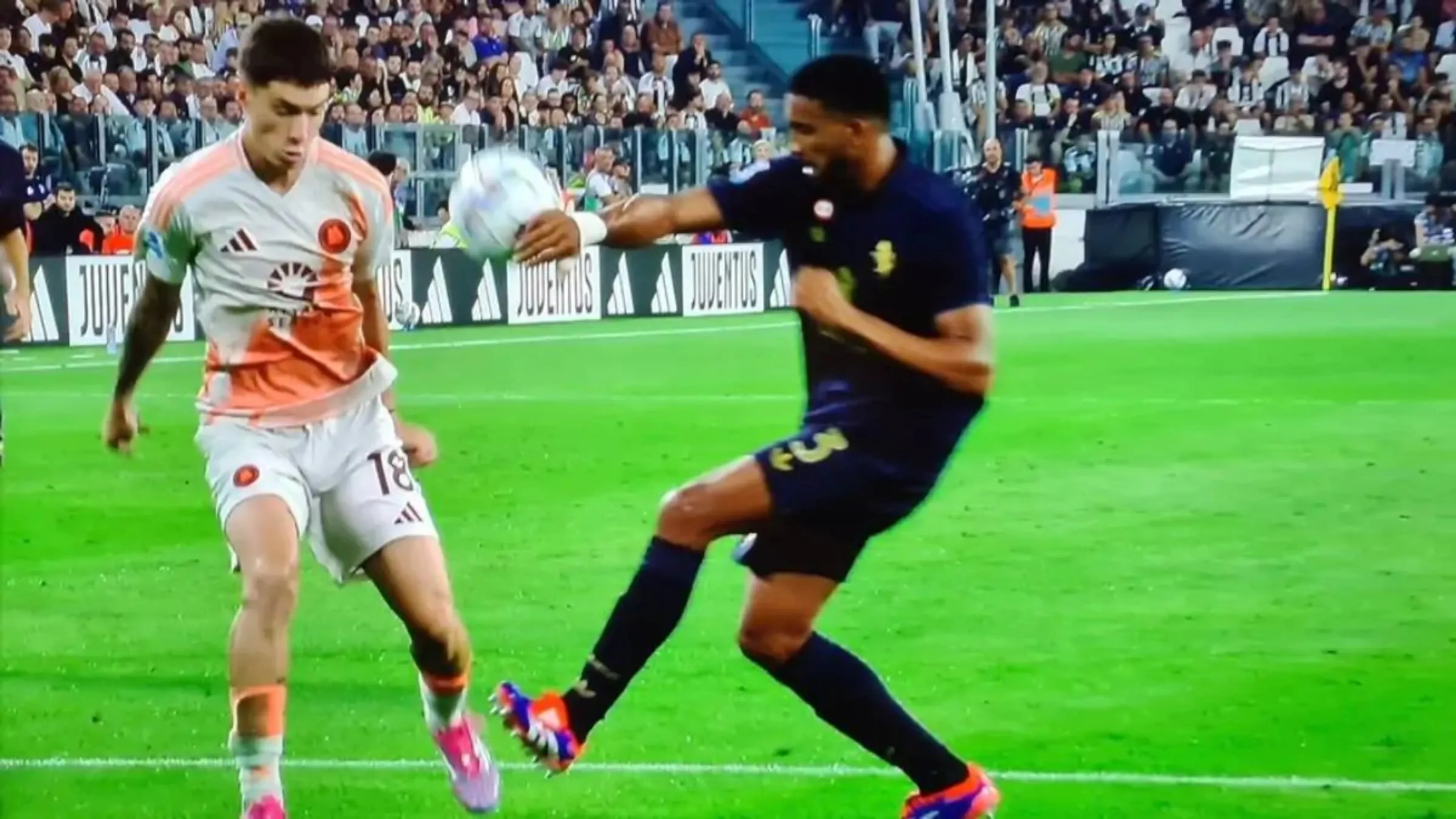 Copertina di Juve-Roma, polemiche per il mani di Bremer: l'analisi della moviola